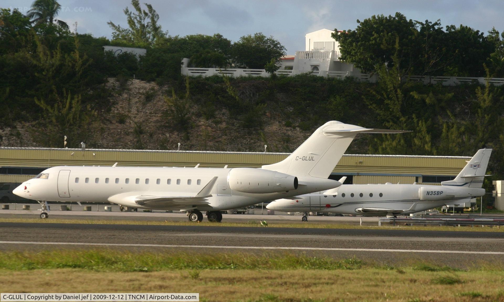 C-GLUL, 2007 Bombardier BD-700-1A10 Global Express C/N 9264, C-GLUL park at the cargo ramp