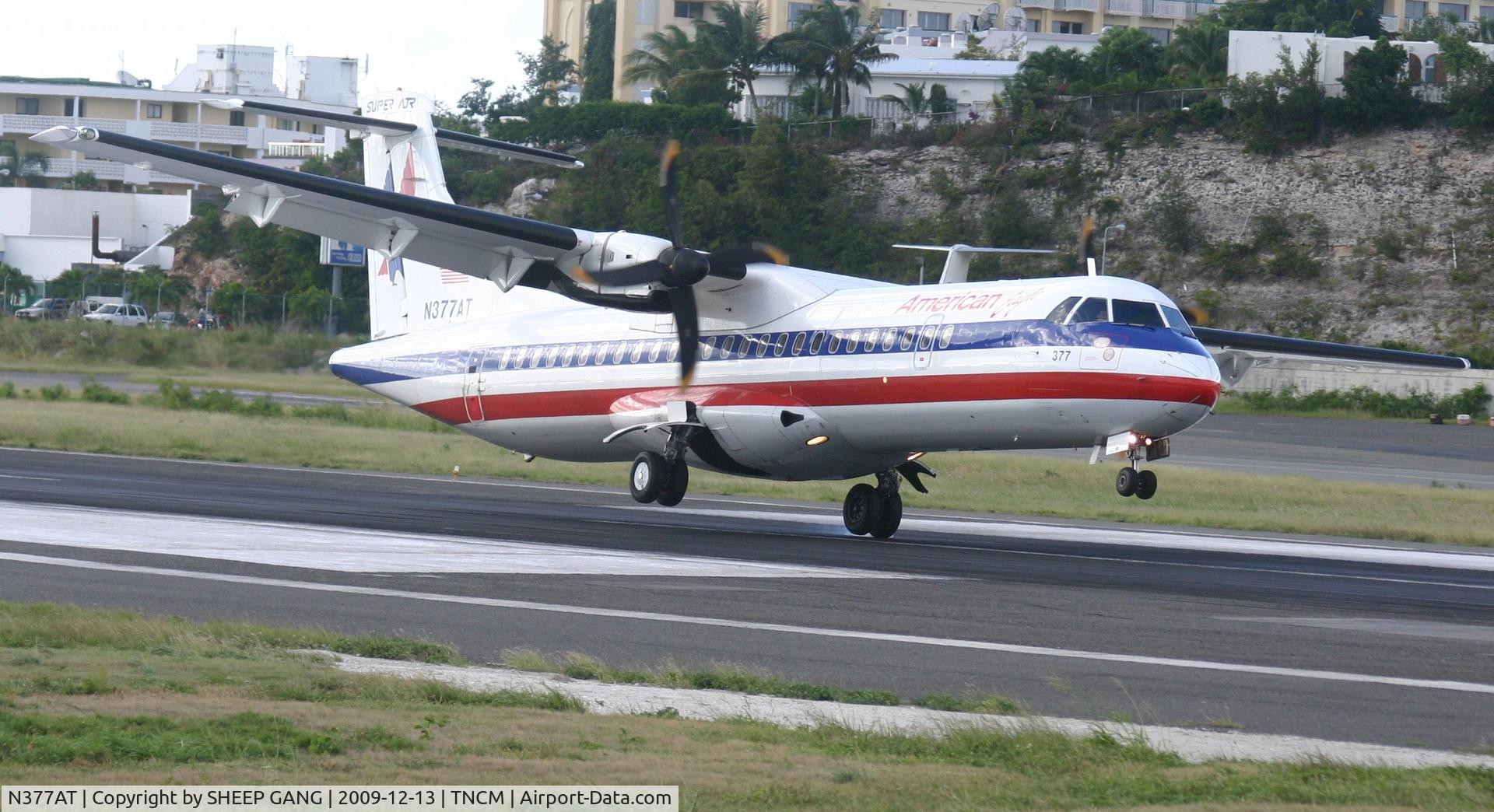 N377AT, 1994 ATR 72-212 C/N 377, american eagle landing in a nasty cross wind