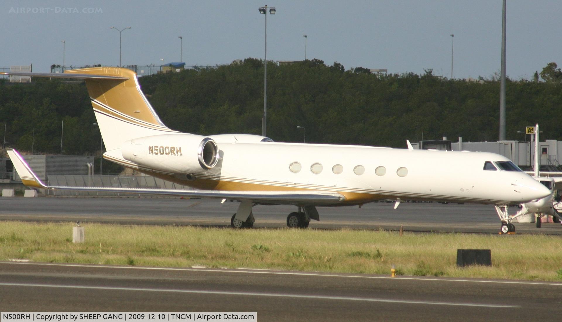 N500RH, Gulfstream Aerospace G-V C/N 558, N500RH park at the Private ramp