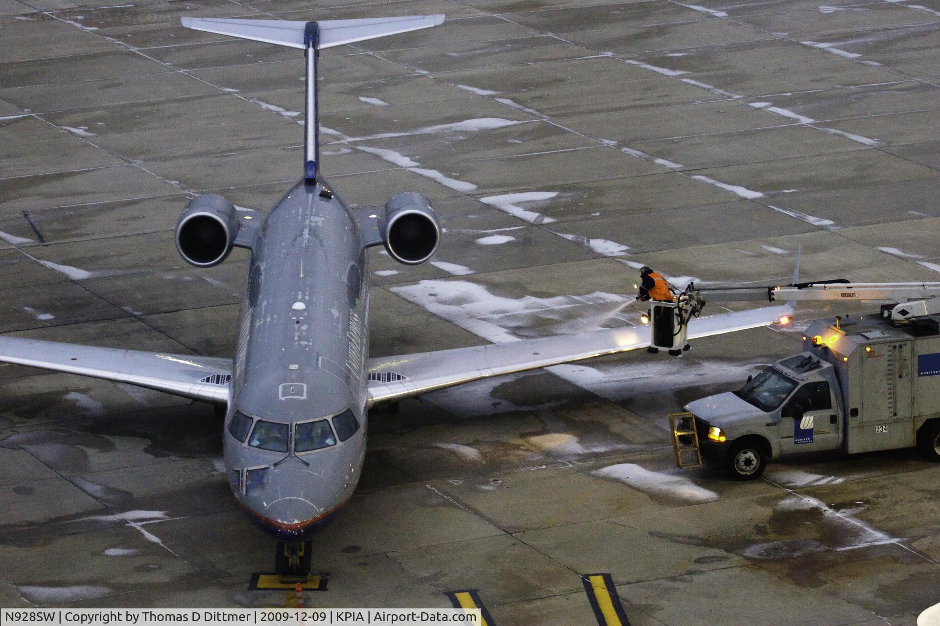 N928SW, 2002 Bombardier CRJ-200LR (CL-600-2B19) C/N 7701, United Express (N928SW) de-icing at the gate