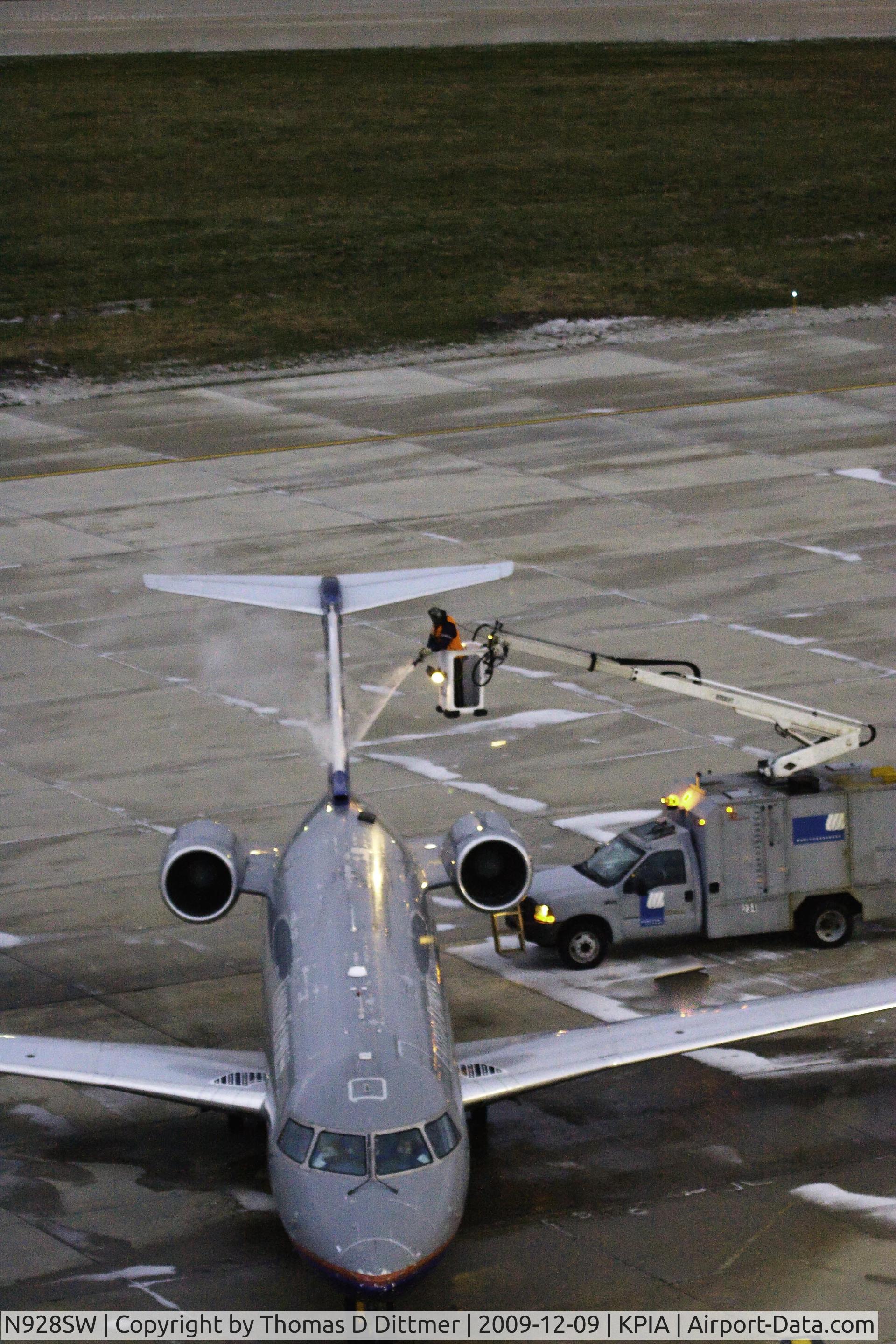 N928SW, 2002 Bombardier CRJ-200LR (CL-600-2B19) C/N 7701, United Express (N928SW) resumes de-icing