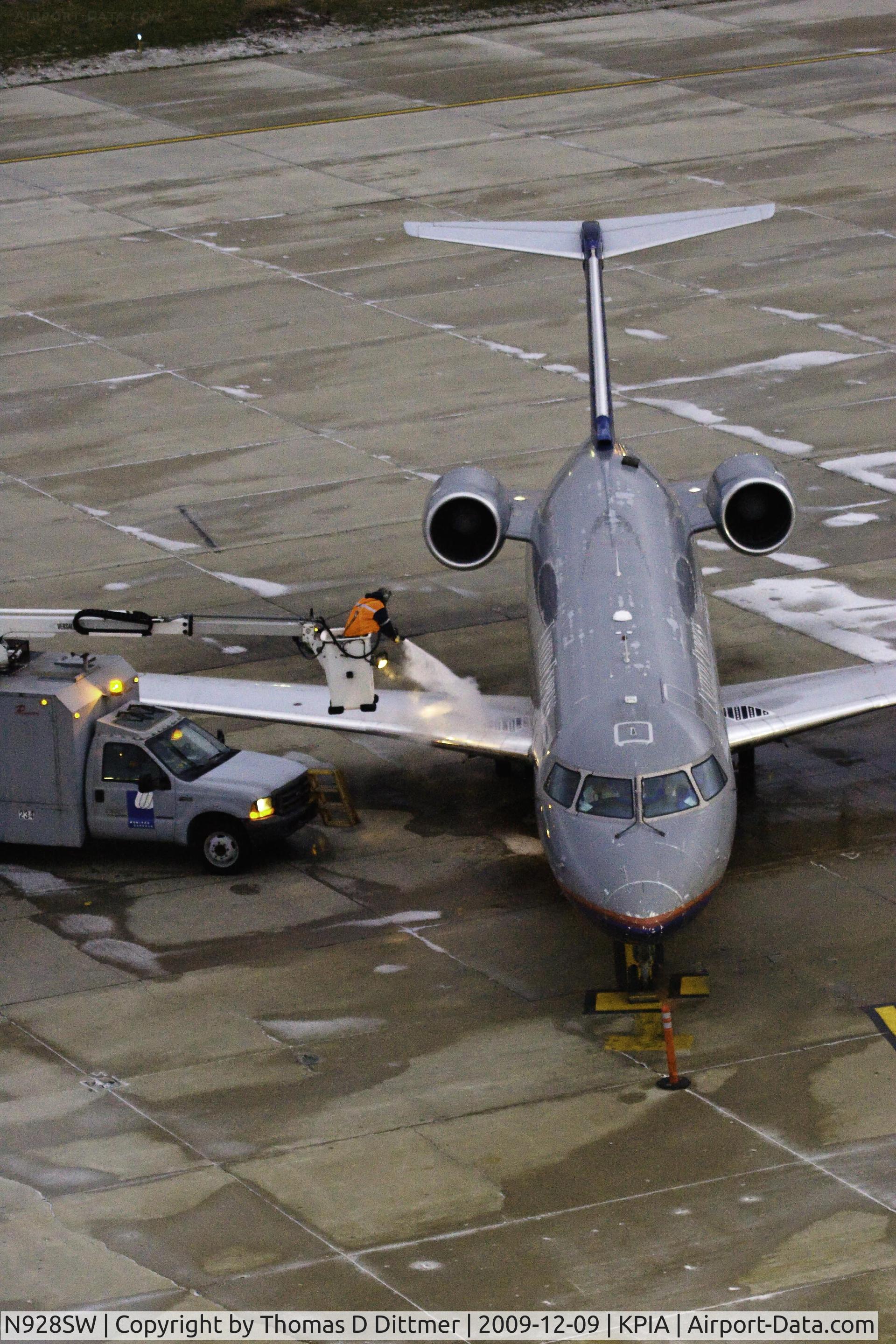N928SW, 2002 Bombardier CRJ-200LR (CL-600-2B19) C/N 7701, United Express (N928SW) continues the de-icing process