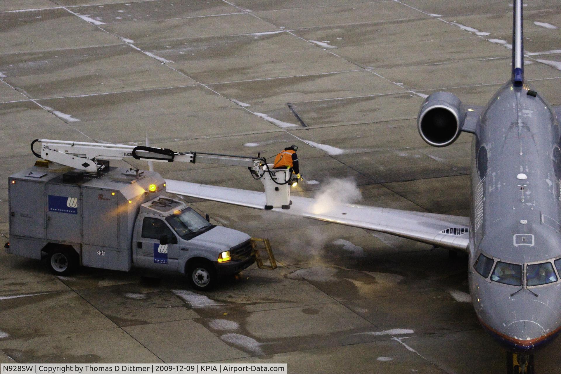 N928SW, 2002 Bombardier CRJ-200LR (CL-600-2B19) C/N 7701, United Express (N928SW) last of de-icing fliud is applied
