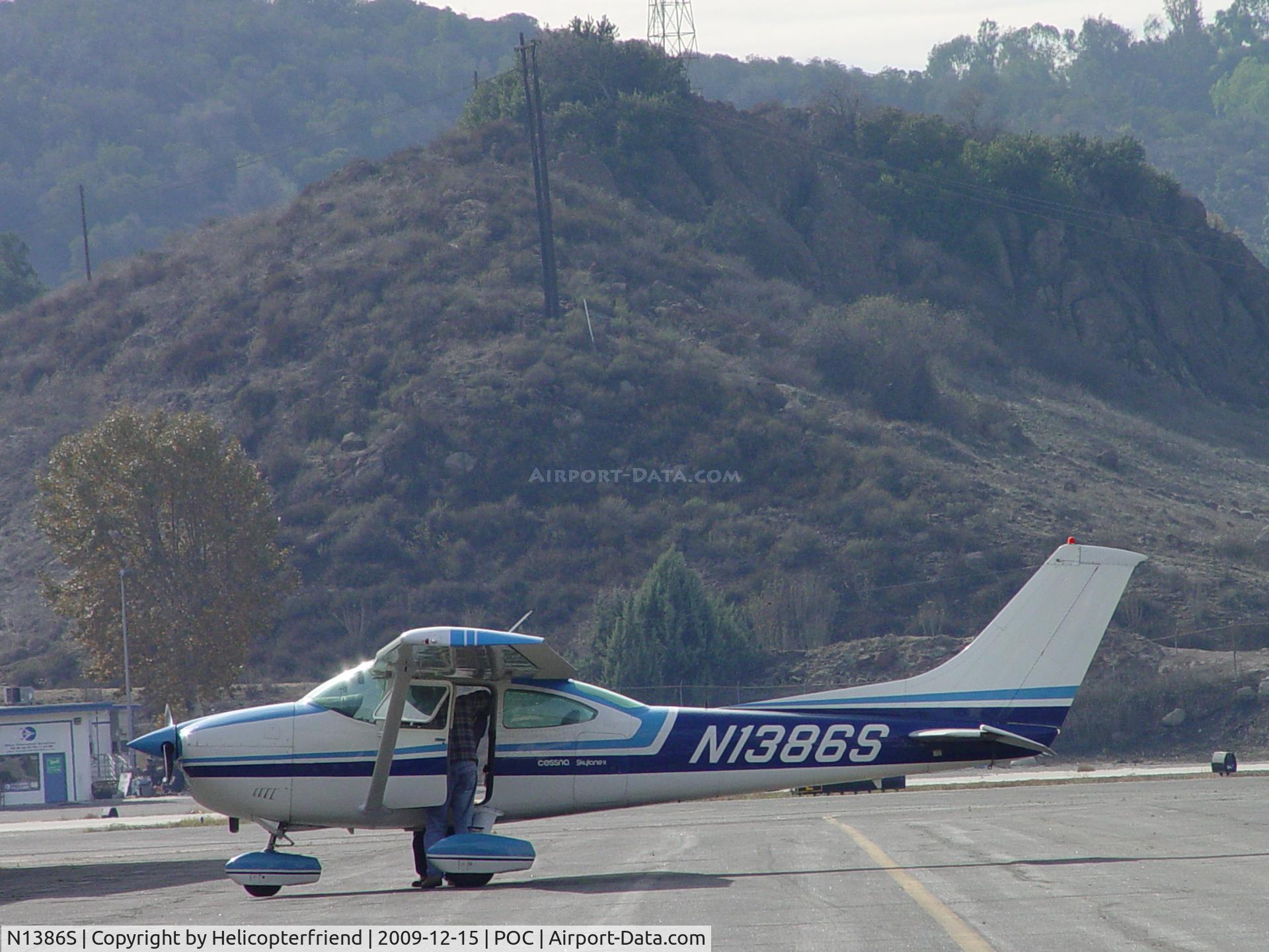 N1386S, 1976 Cessna 182P Skylane C/N 18264947, Parked between the hangers