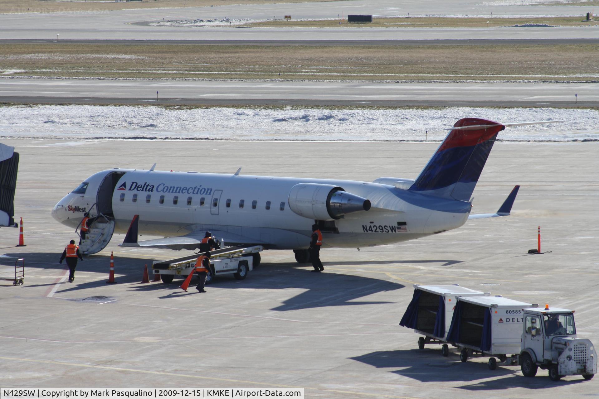 N429SW, 2001 Bombardier CRJ-200LR (CL-600-2B19) C/N 7518, CL-600-2B19