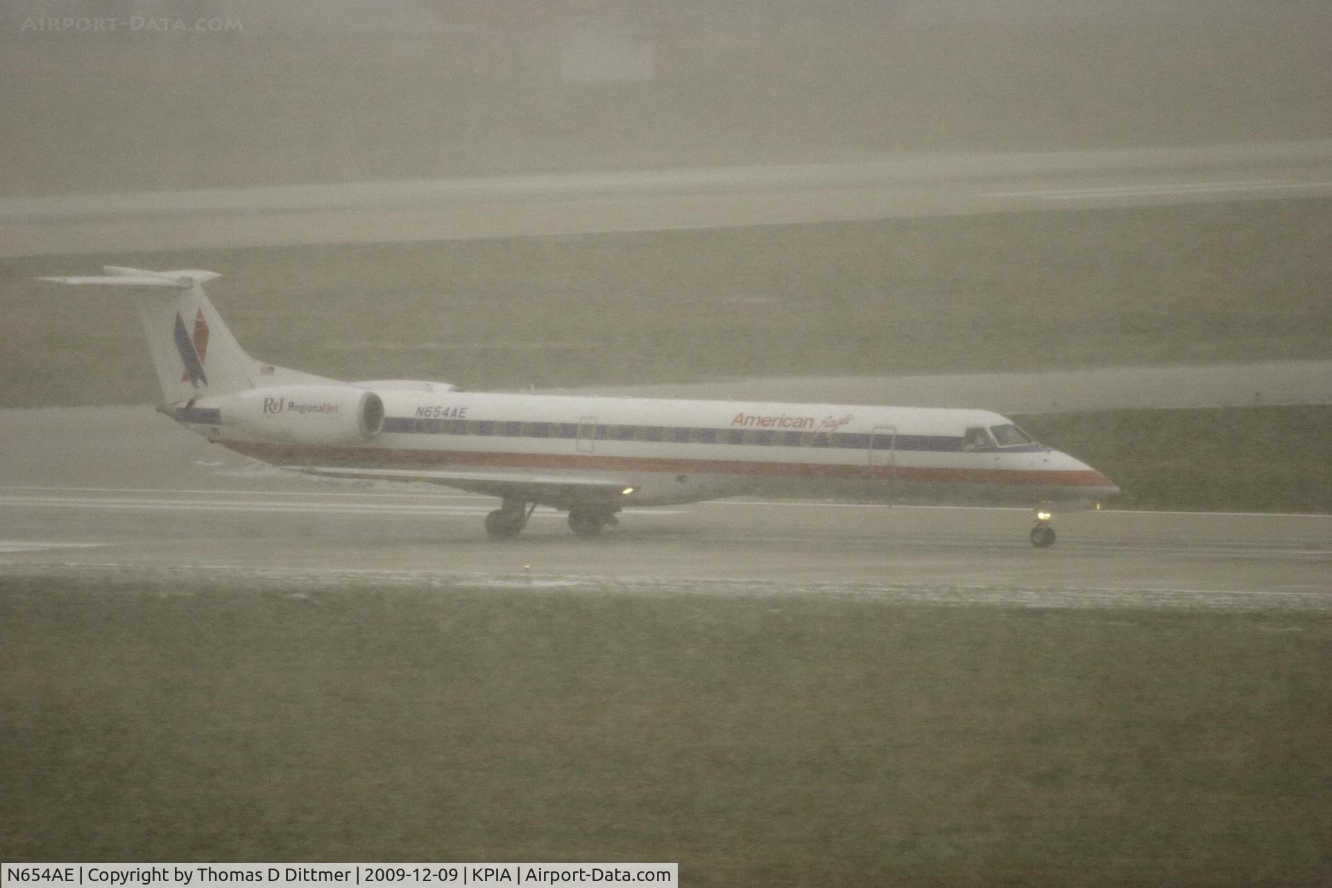 N654AE, 2001 Embraer ERJ-145LR (EMB-145LR) C/N 145437, American Eagle (N654AE) departure roll in the snow