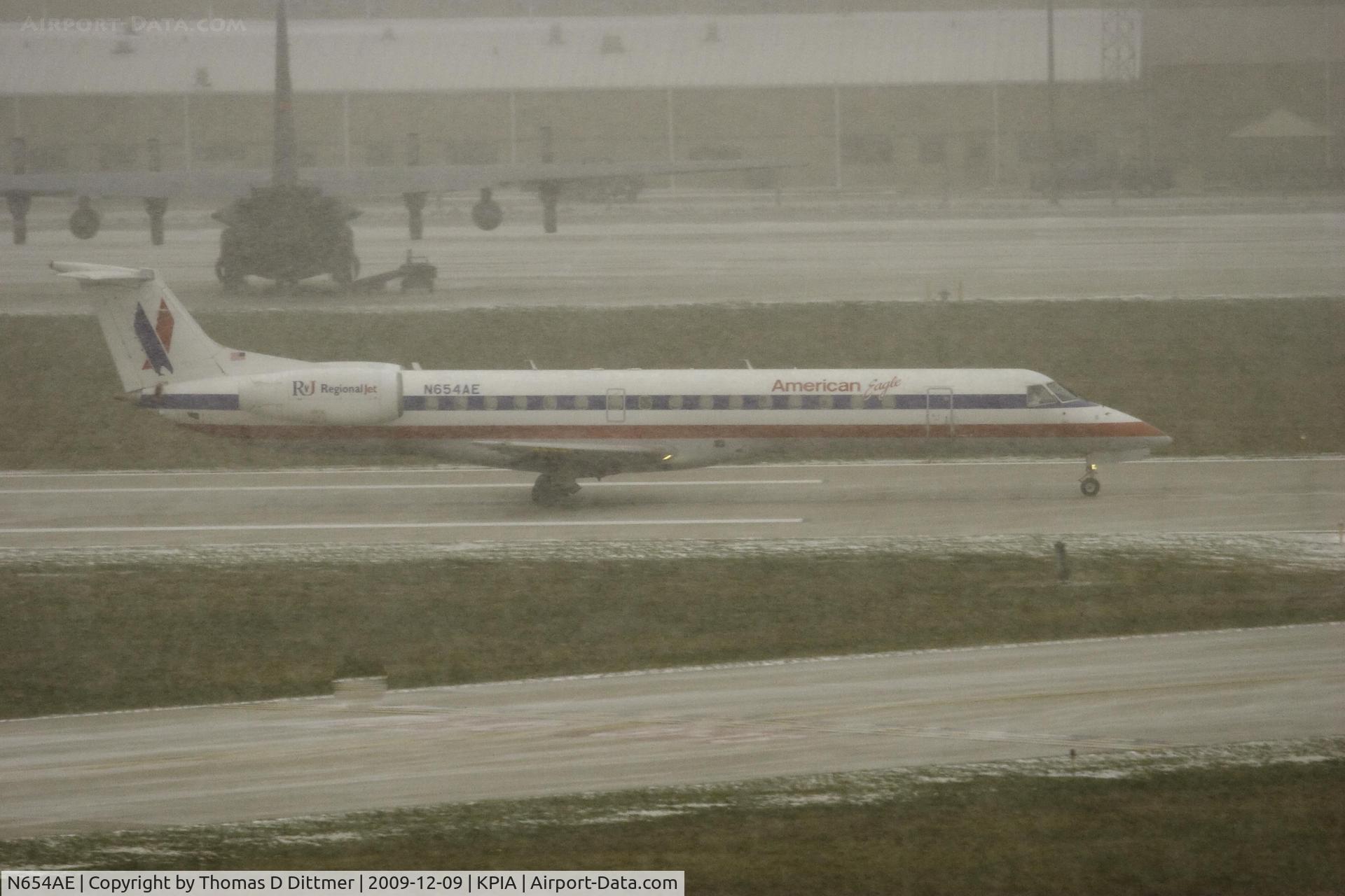 N654AE, 2001 Embraer ERJ-145LR (EMB-145LR) C/N 145437, American Eagle (N654AE) gathers speed for takeoff