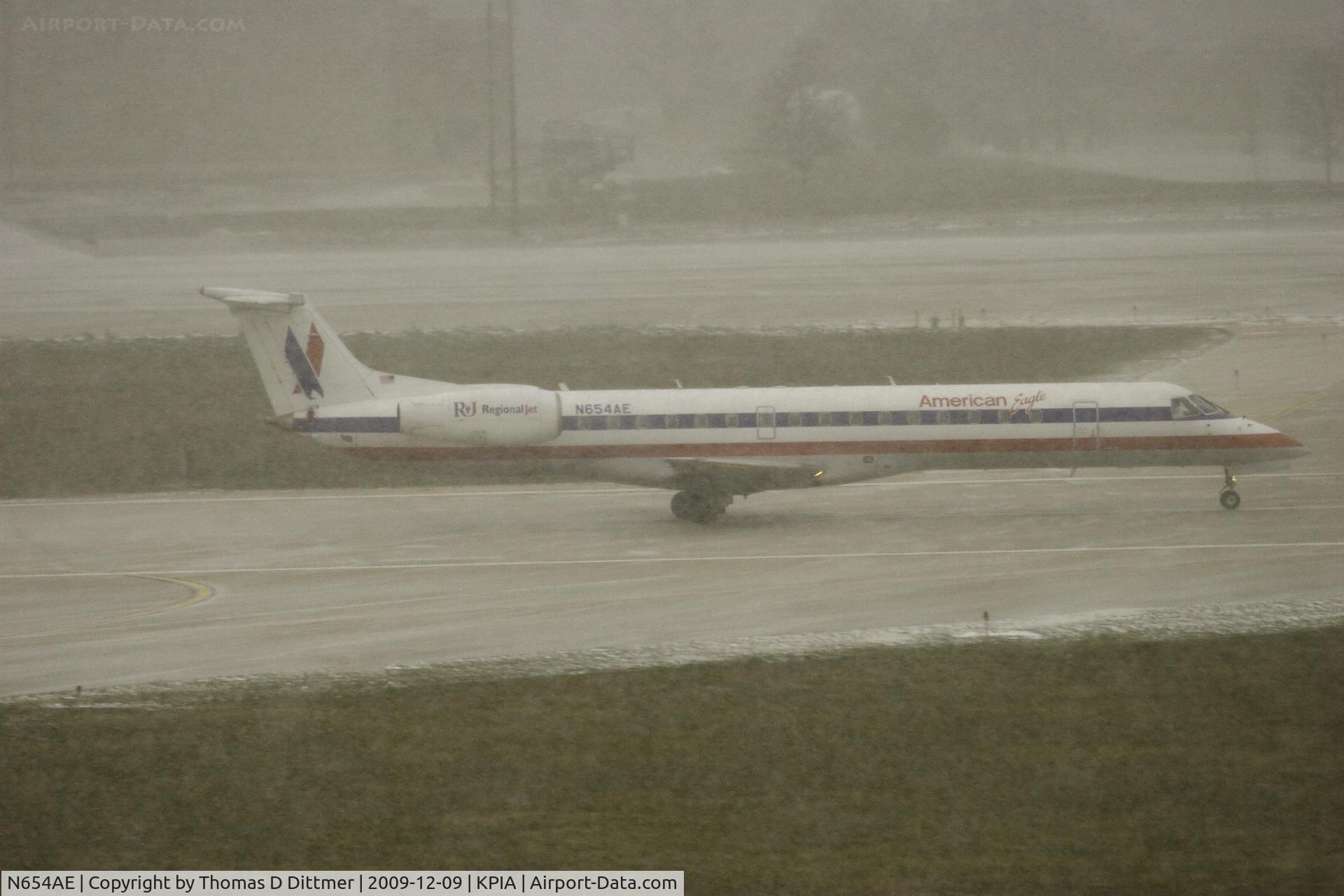 N654AE, 2001 Embraer ERJ-145LR (EMB-145LR) C/N 145437, American Eagle (N654AE) starts takeoff rotation