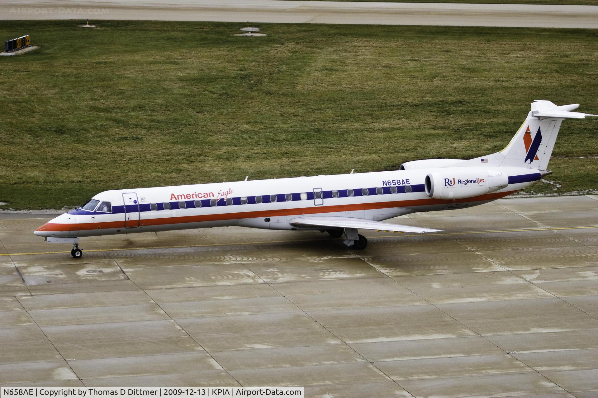 N658AE, 2003 Embraer ERJ-145LR (EMB-145LR) C/N 145760, American Eagle (N658AE) to the gate