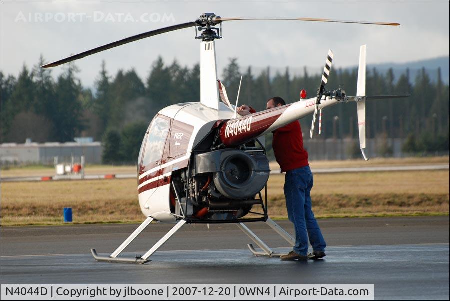 N4044D, 1990 Robinson R22 BETA C/N 1619, N4044D on the ground