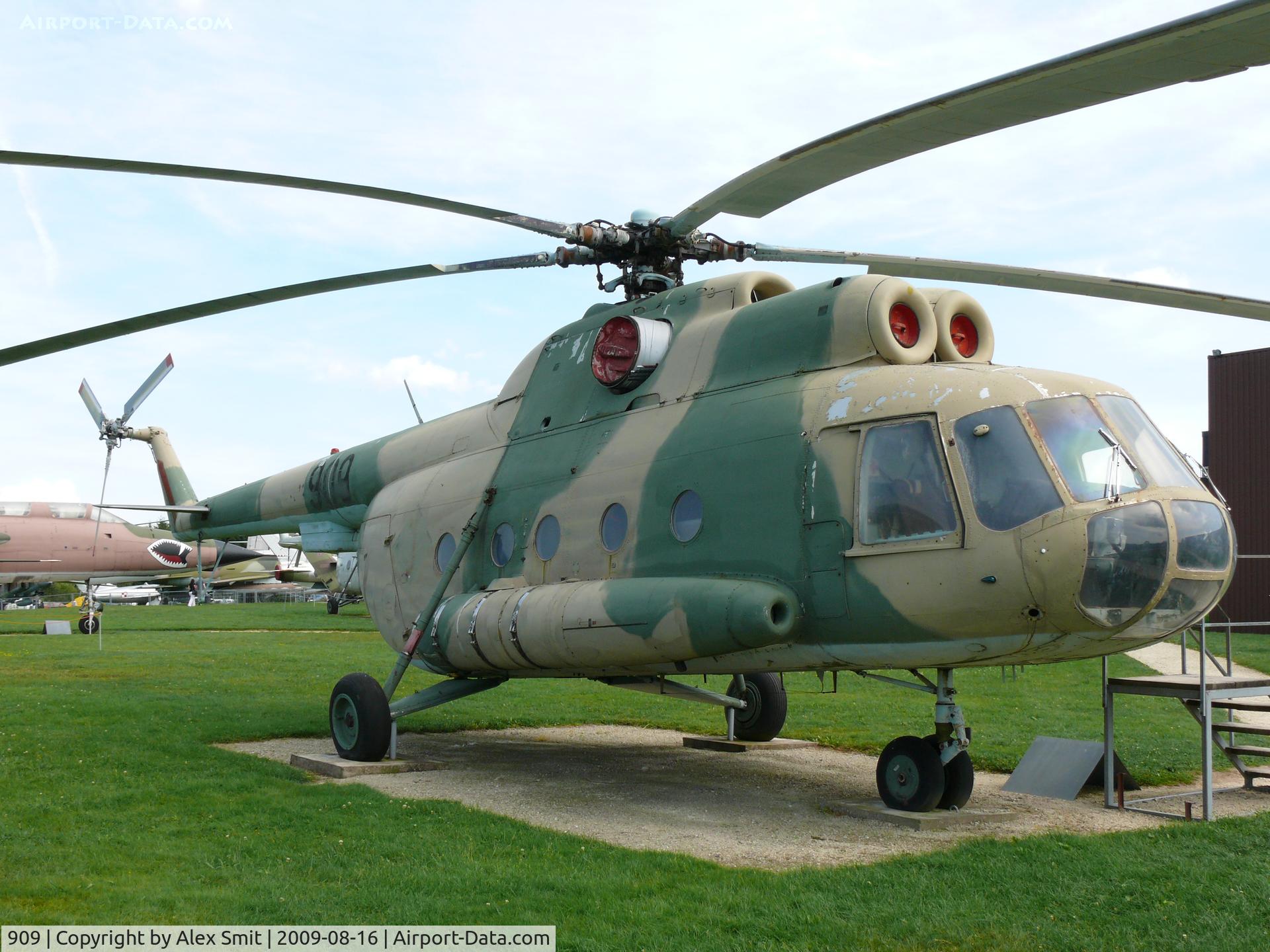 909, 1974 Mil Mi-8T Hip C/N 10525, Mil Mi8T Hip 909 East German Air Force in the Hermerskeil Museum Flugausstellung Junior