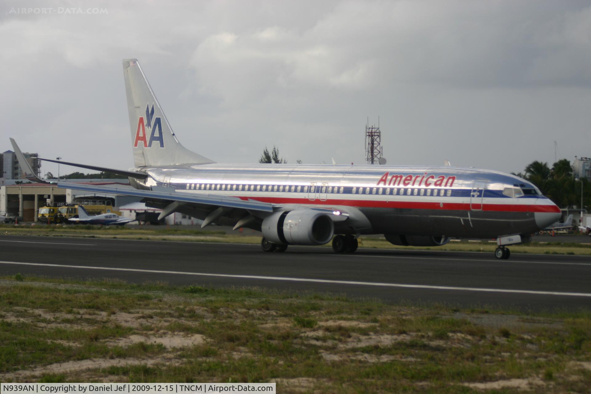 N939AN, 2000 Boeing 737-823 C/N 30083, American airlines just landed at St Maarten and making use of there stopping power