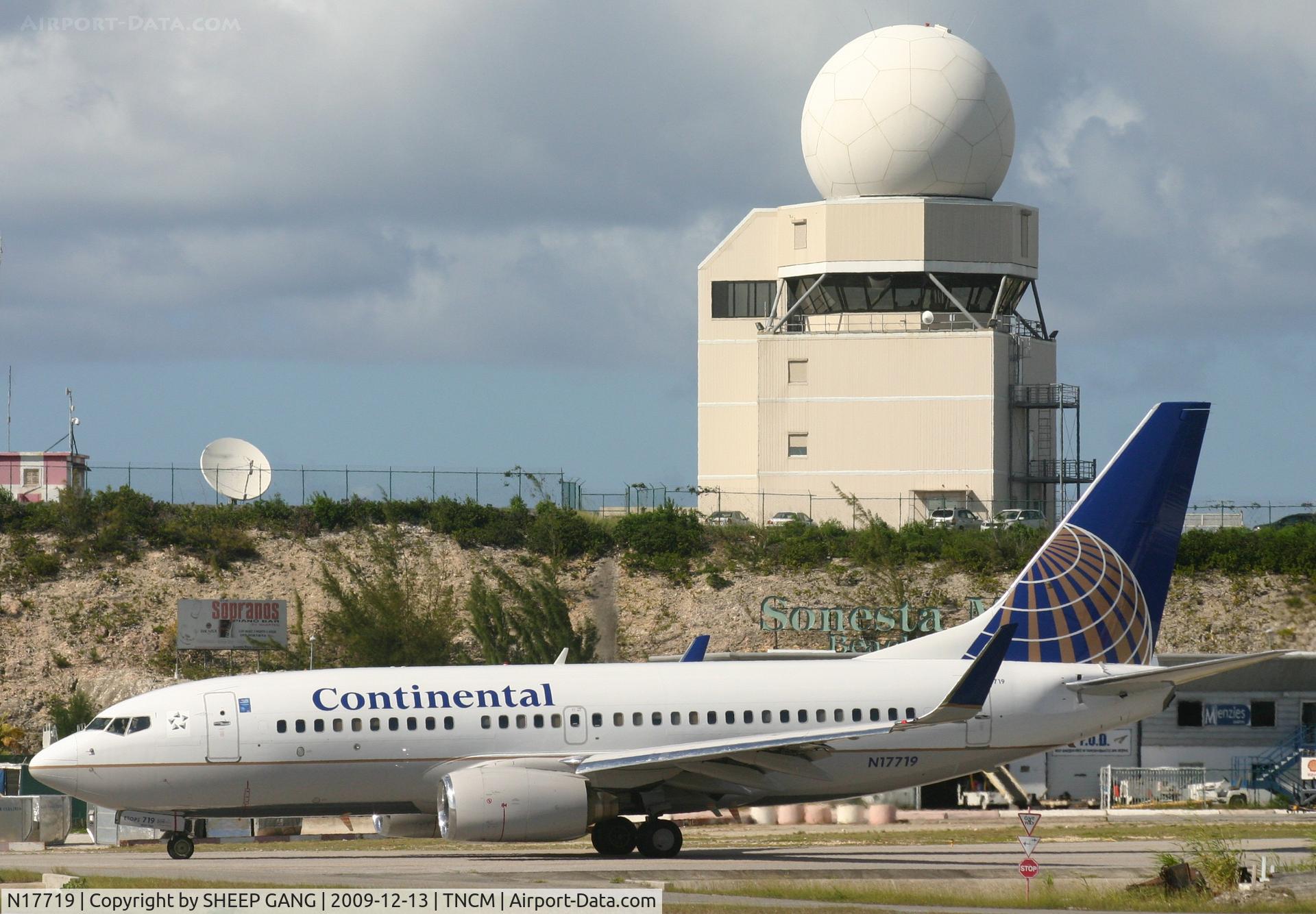 N17719, 1999 Boeing 737-724 C/N 28938, Continental taxing to A