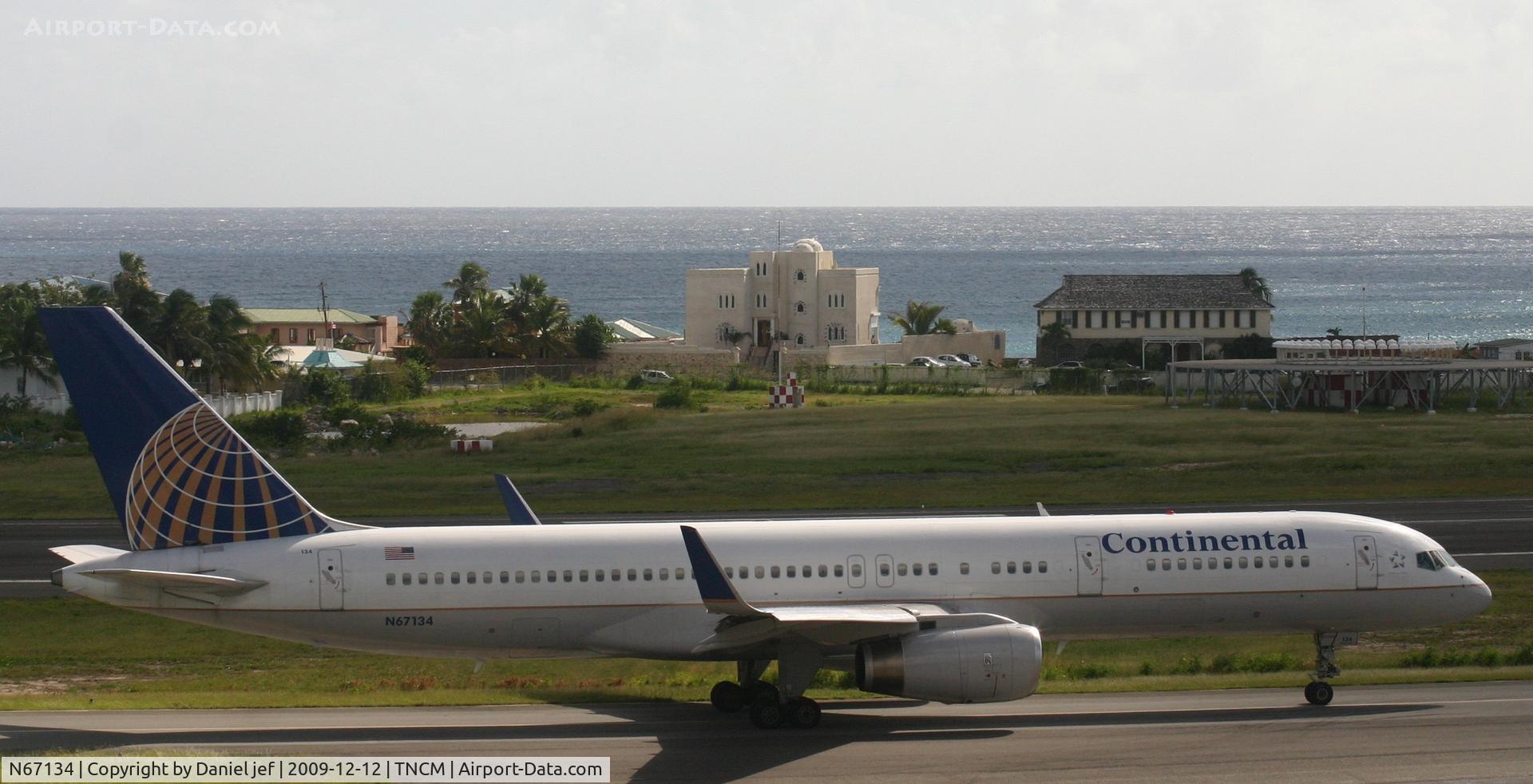 N67134, 1999 Boeing 757-224 C/N 29283, Continental N67134 holding short of A