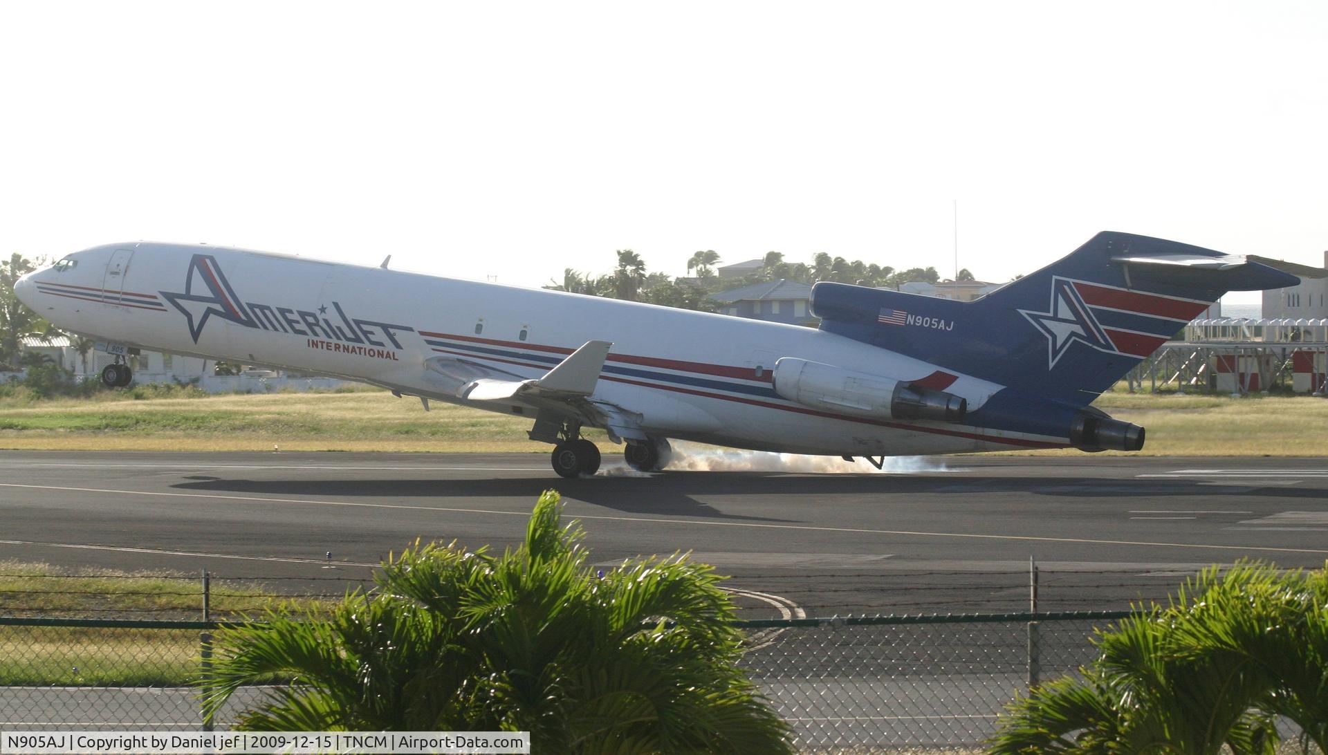 N905AJ, 1980 Boeing 727-231 C/N 21989, Amerijet with there main landing gear down on runway 10