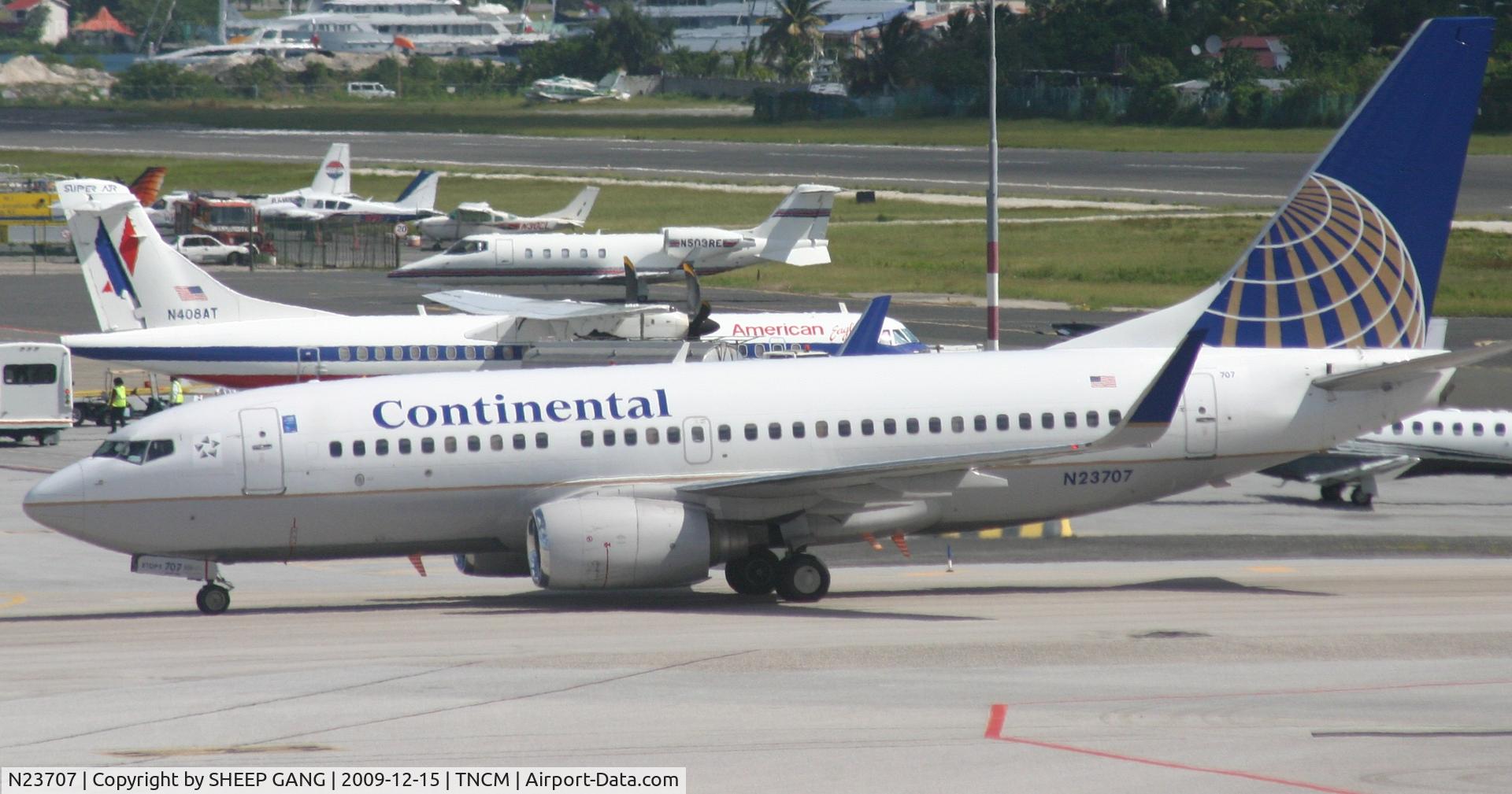 N23707, 1998 Boeing 737-724 C/N 28768, Continental taxing to the gates