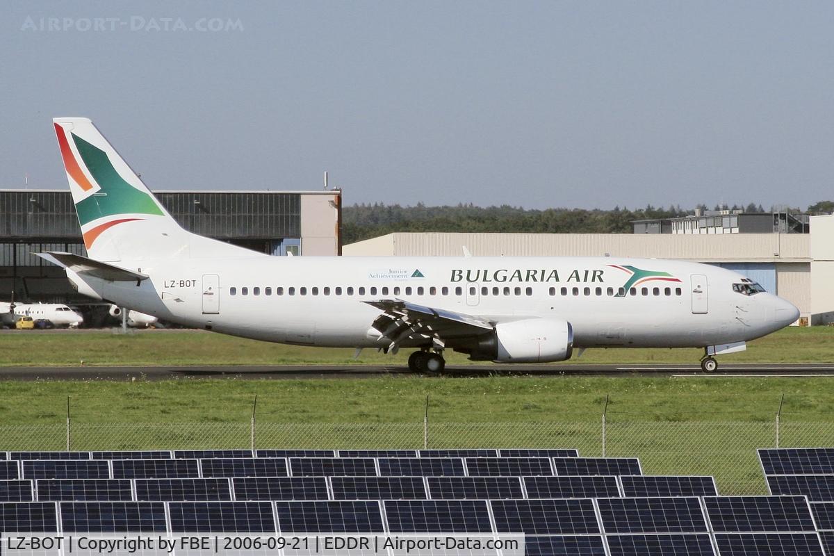 LZ-BOT, 1990 Boeing 737-322 C/N 24665, decelerating after touch down