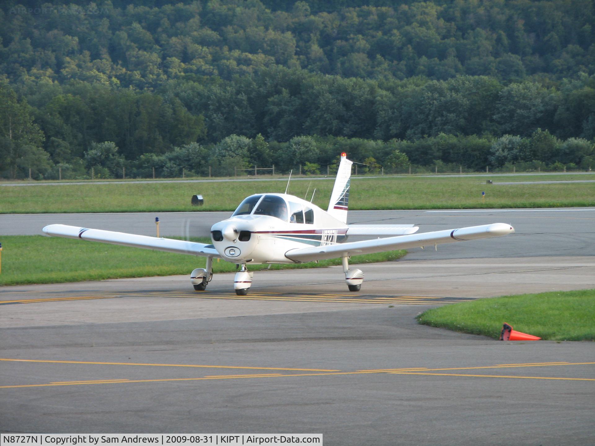 N8727N, 1969 Piper PA-28-140 Cherokee C/N 28-25540, Taxiing in for a WRAP  meeting