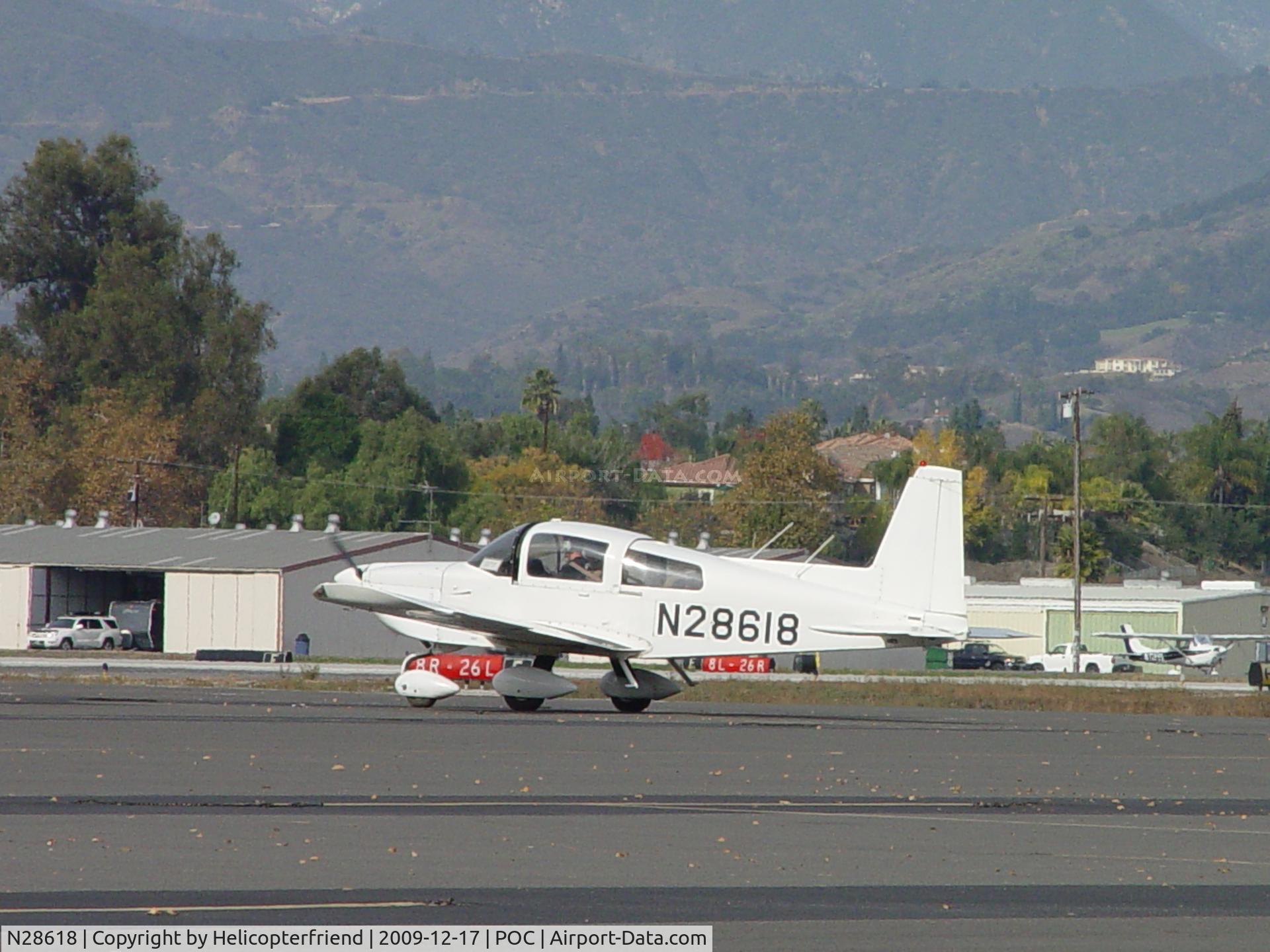 N28618, 1978 Grumman American AA-5B Tiger C/N AA5B0707, Taxiing into Transient Parking
