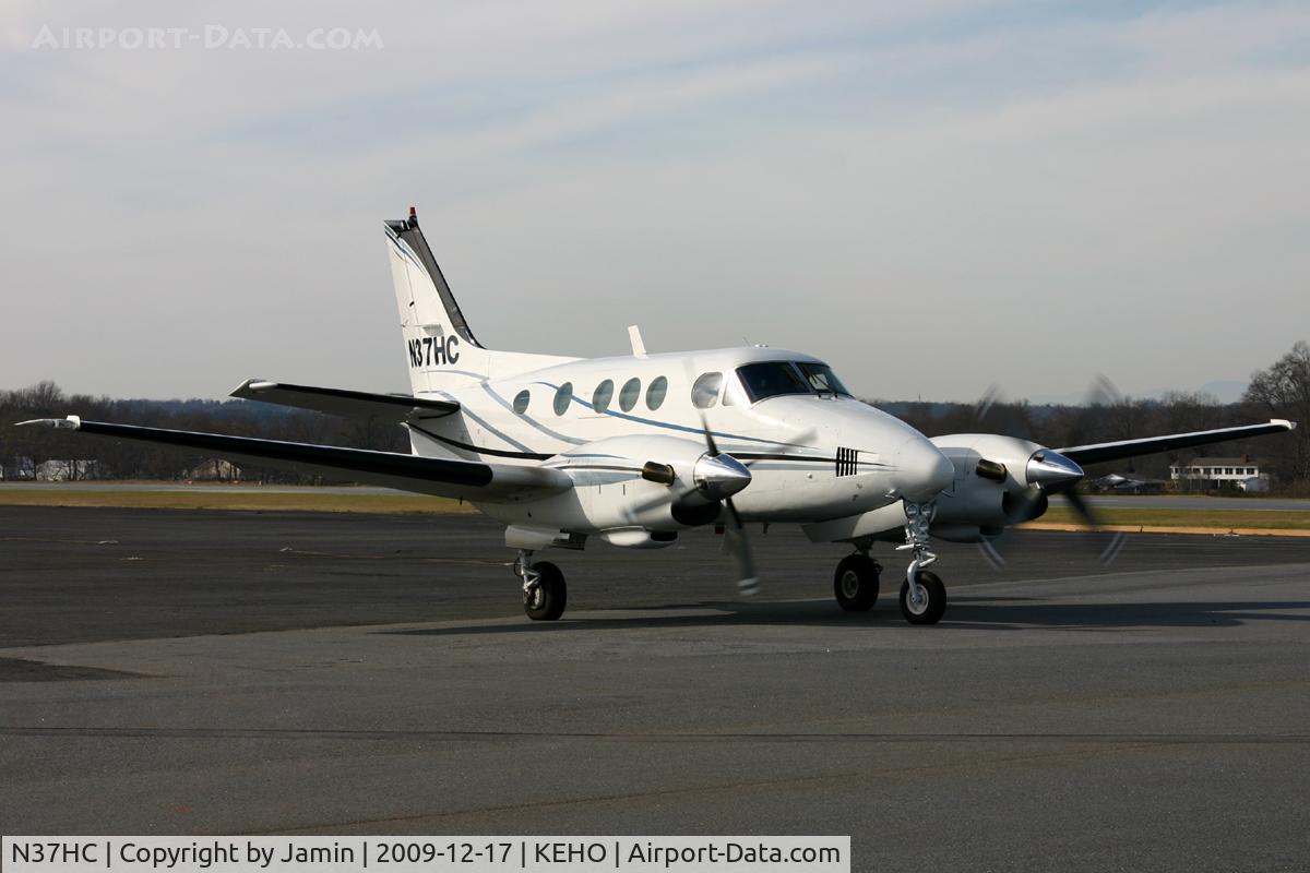 N37HC, 1974 Beech E-90 King Air King Air C/N LW-108, Right engine just shut down and the prop is transitioning into feather.