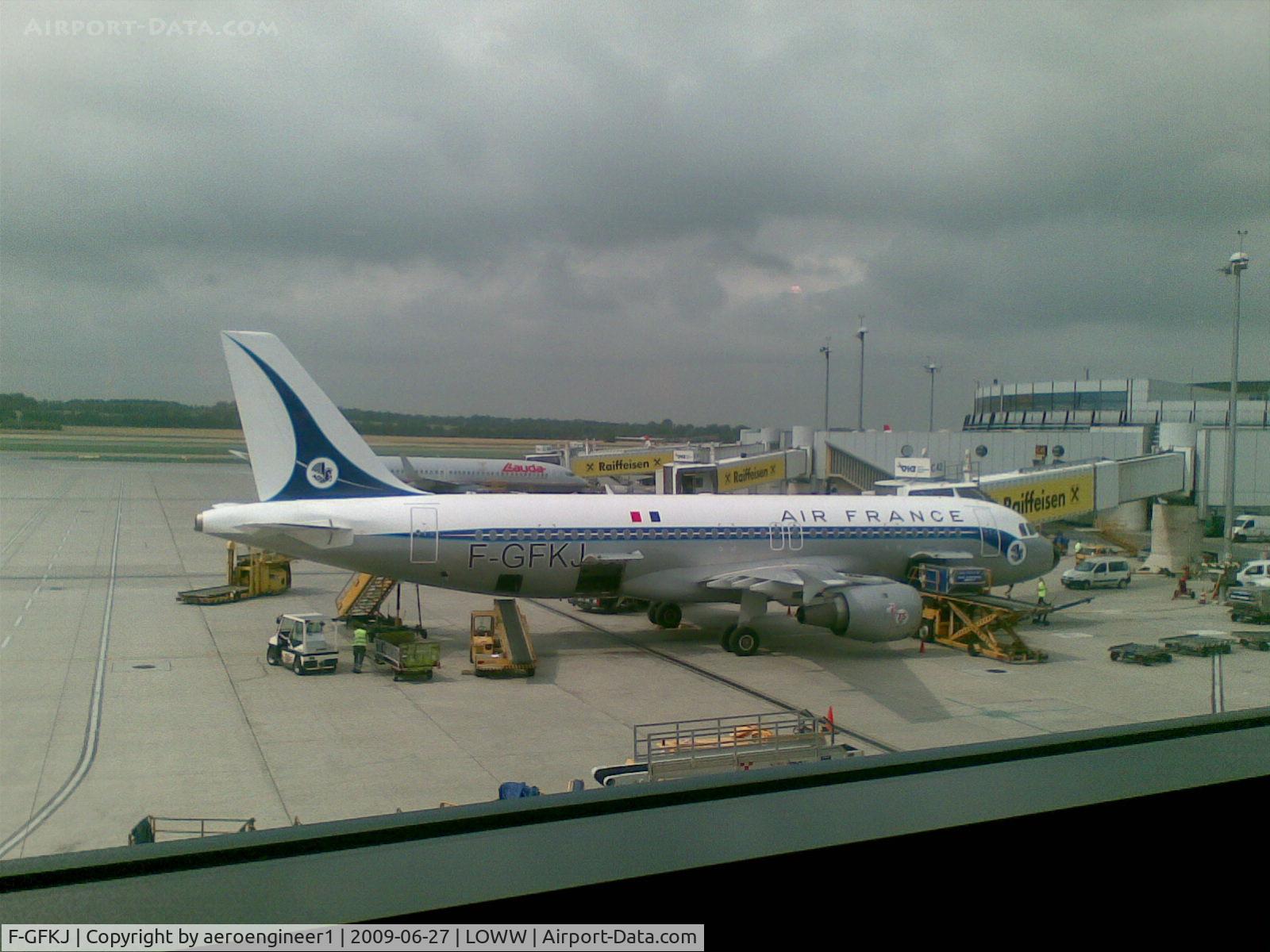 F-GFKJ, 1989 Airbus A320-211 C/N 0063, I was out of batteries for my Olympus. Had to use my Nokia cellphone.