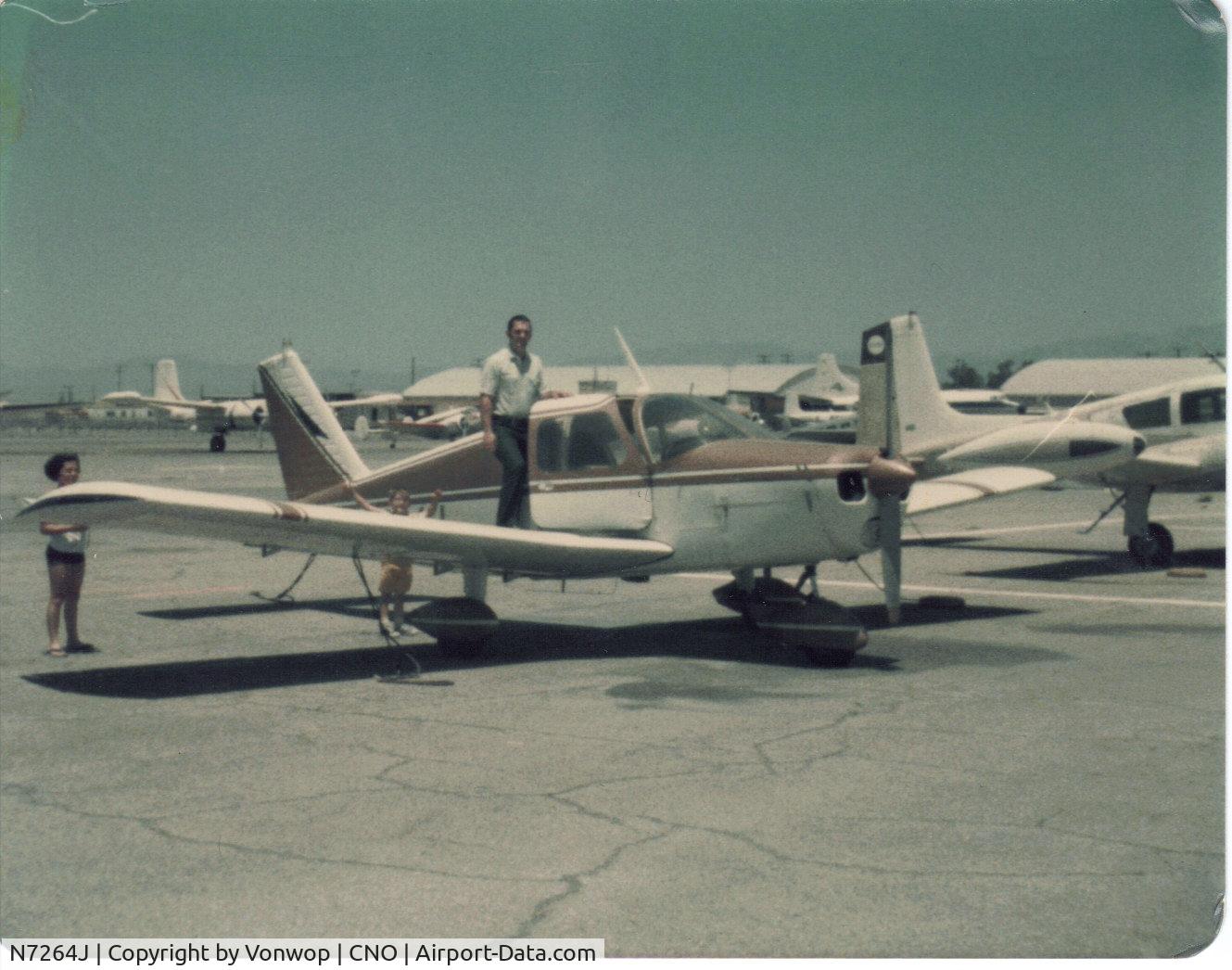 N7264J, 1968 Piper PA-28-140 C/N 28-24532, Origional Colors in 1968