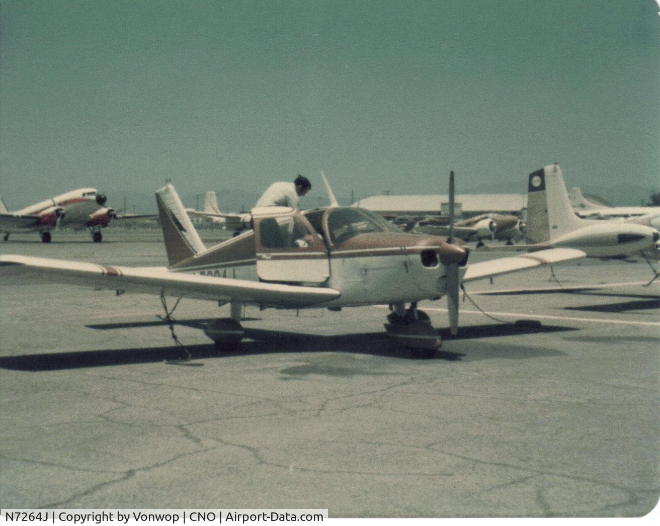 N7264J, 1968 Piper PA-28-140 C/N 28-24532, Origional Colors