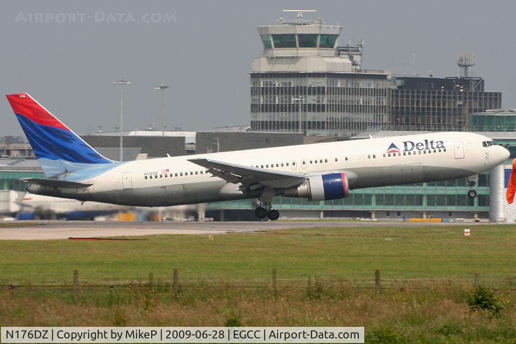 N176DZ, 1999 Boeing 767-332 C/N 29697, Climbing away from Runway 05L.