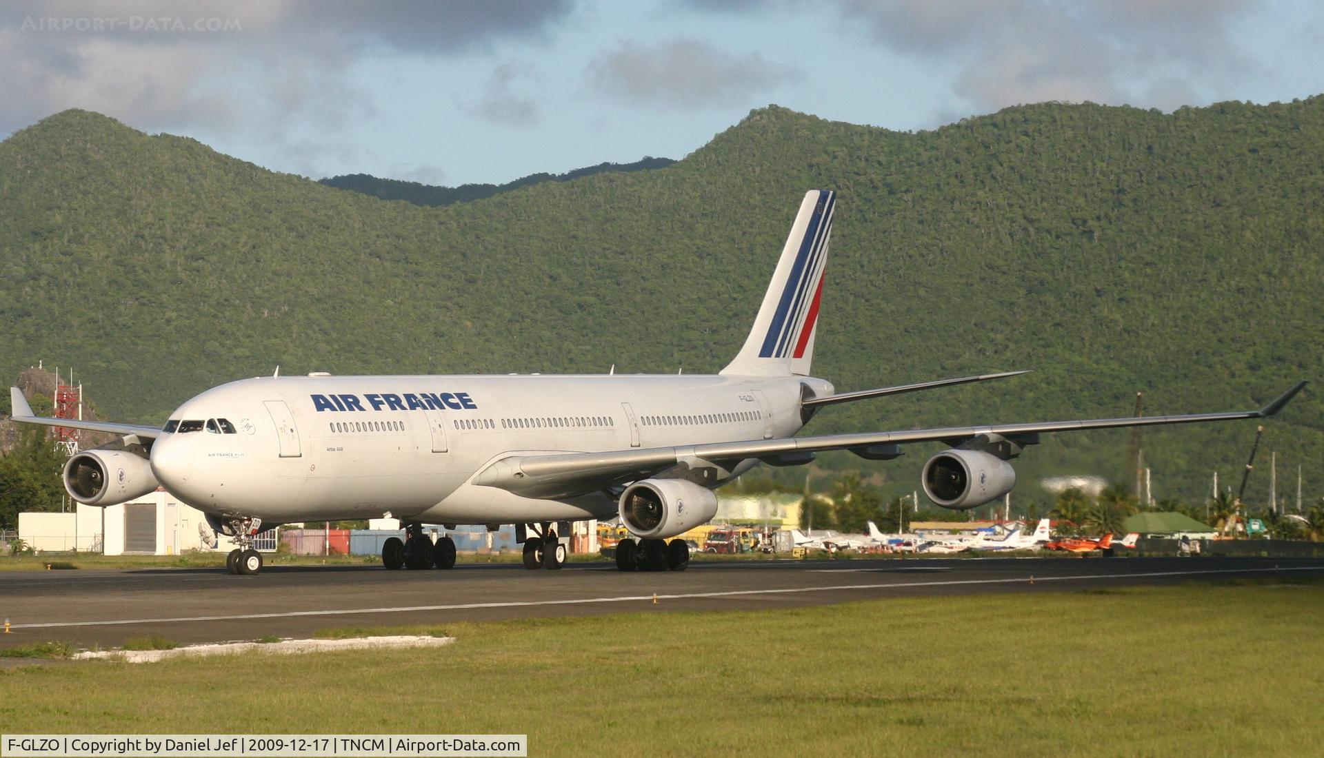 F-GLZO, 1998 Airbus A340-313X C/N 246, Airfrance taxing to parking at the gates