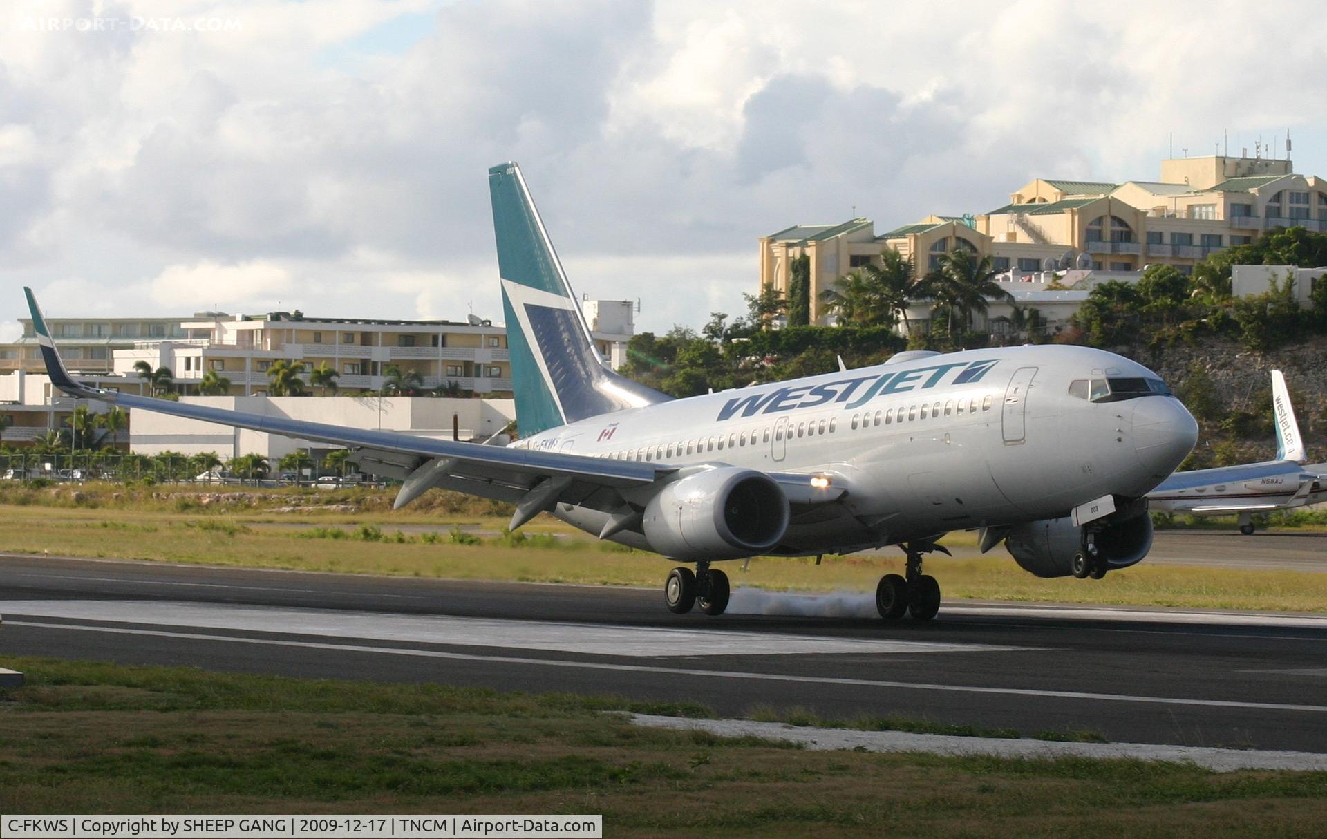 C-FKWS, 2001 Boeing 737-76N C/N 30134, Canjet landing at TNCM
