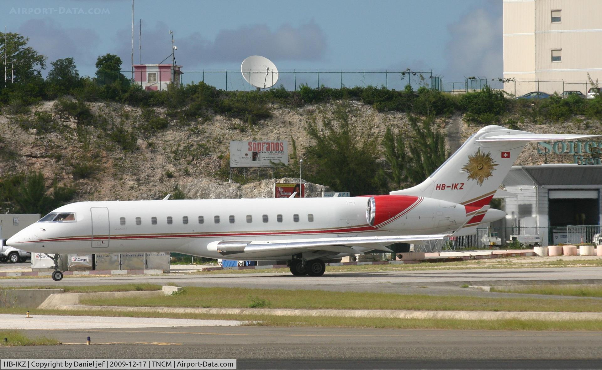 HB-IKZ, 2000 Bombardier BD-700-1A10 Global Express C/N 9054, HB-IKZ taxing to holding point A befor take off
