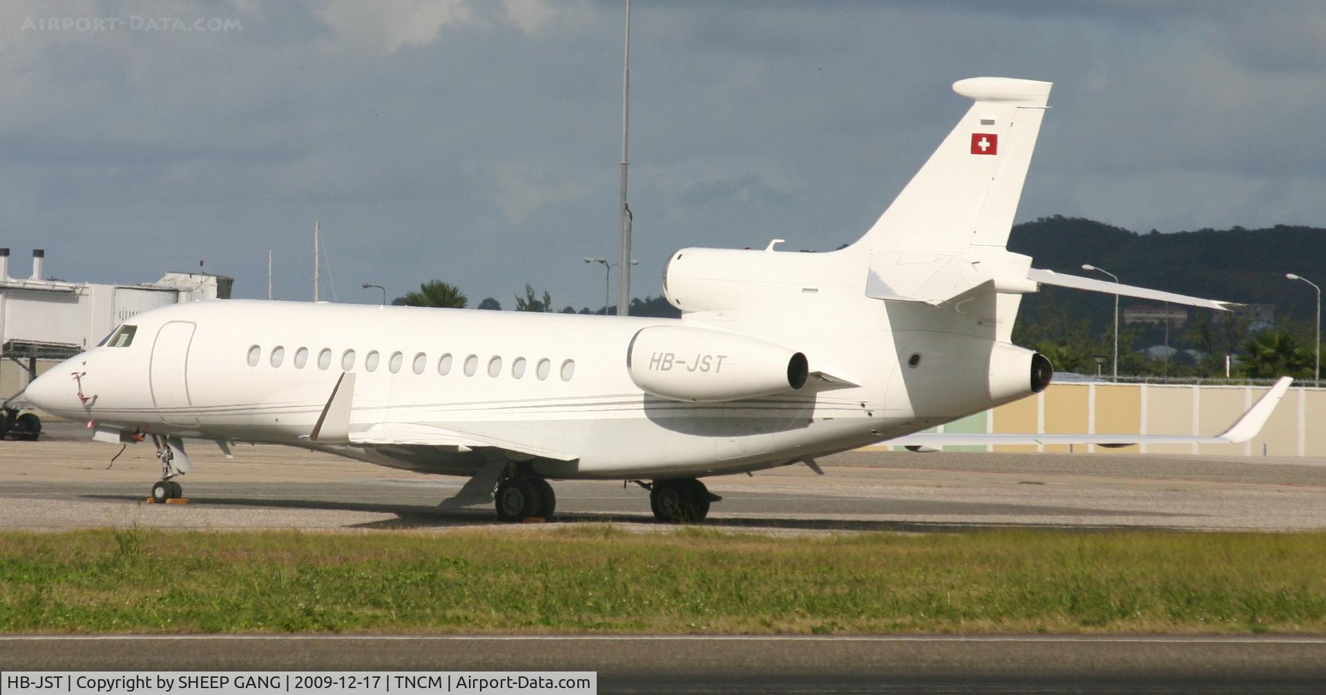HB-JST, 2007 Dassault Falcon 7X C/N 017, HB-JST park at the Bravo ramp taking some sunshine