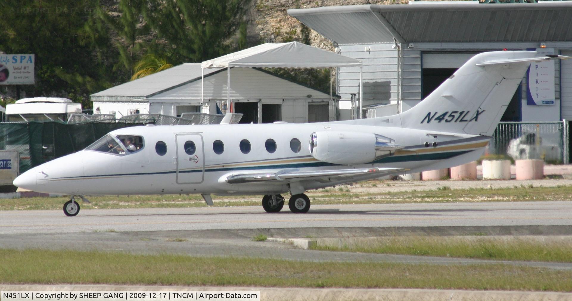 N451LX, 2001 Raytheon Beechjet 400A/Nextant N400XT C/N RK-310, N451LX taxing to the holding point A for take off
