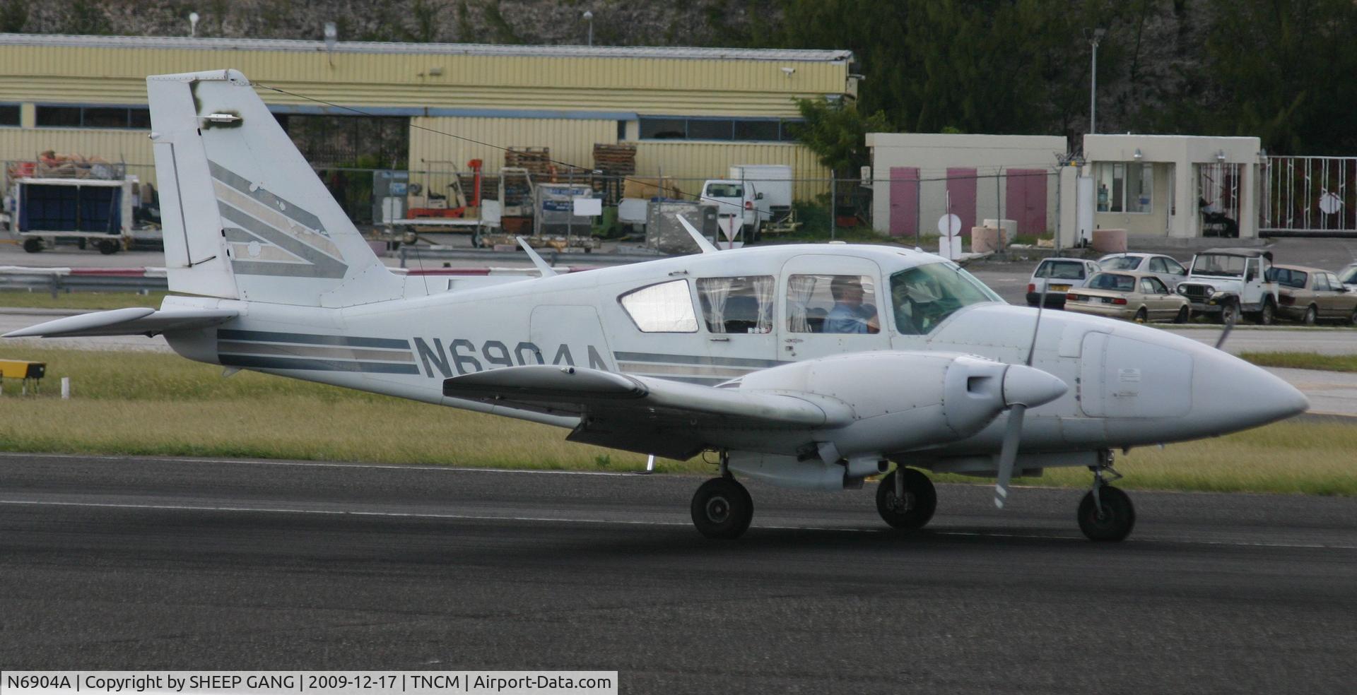 N6904A, 1979 Piper PA-23-250 C/N 27-7954076, N6904A landing at TNCM