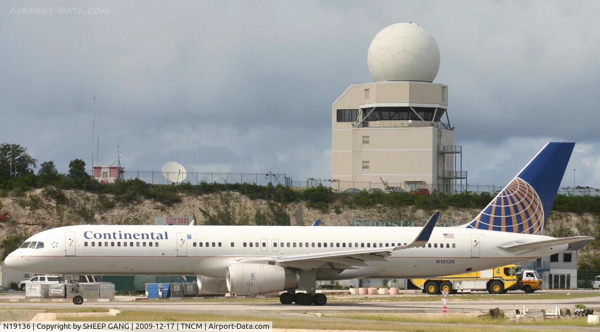 N19136, 1999 Boeing 757-224 C/N 29285, Continental 757-200 taxing to the holding point A for take off