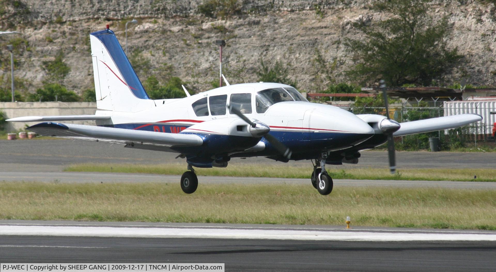 PJ-WEC, 1977 Piper PA-23-250 C/N 27-7854007, PJ-WEC landing at tncm