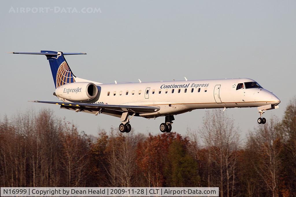 N16999, 2000 Embraer ERJ-145LR (EMB-145LR) C/N 145307, Continental Express (ExpressJet Airlines) N16999 (FLT BTA3014) from Cleveland-Hopkins Int'l (KCLE) arriving RWY 18C.