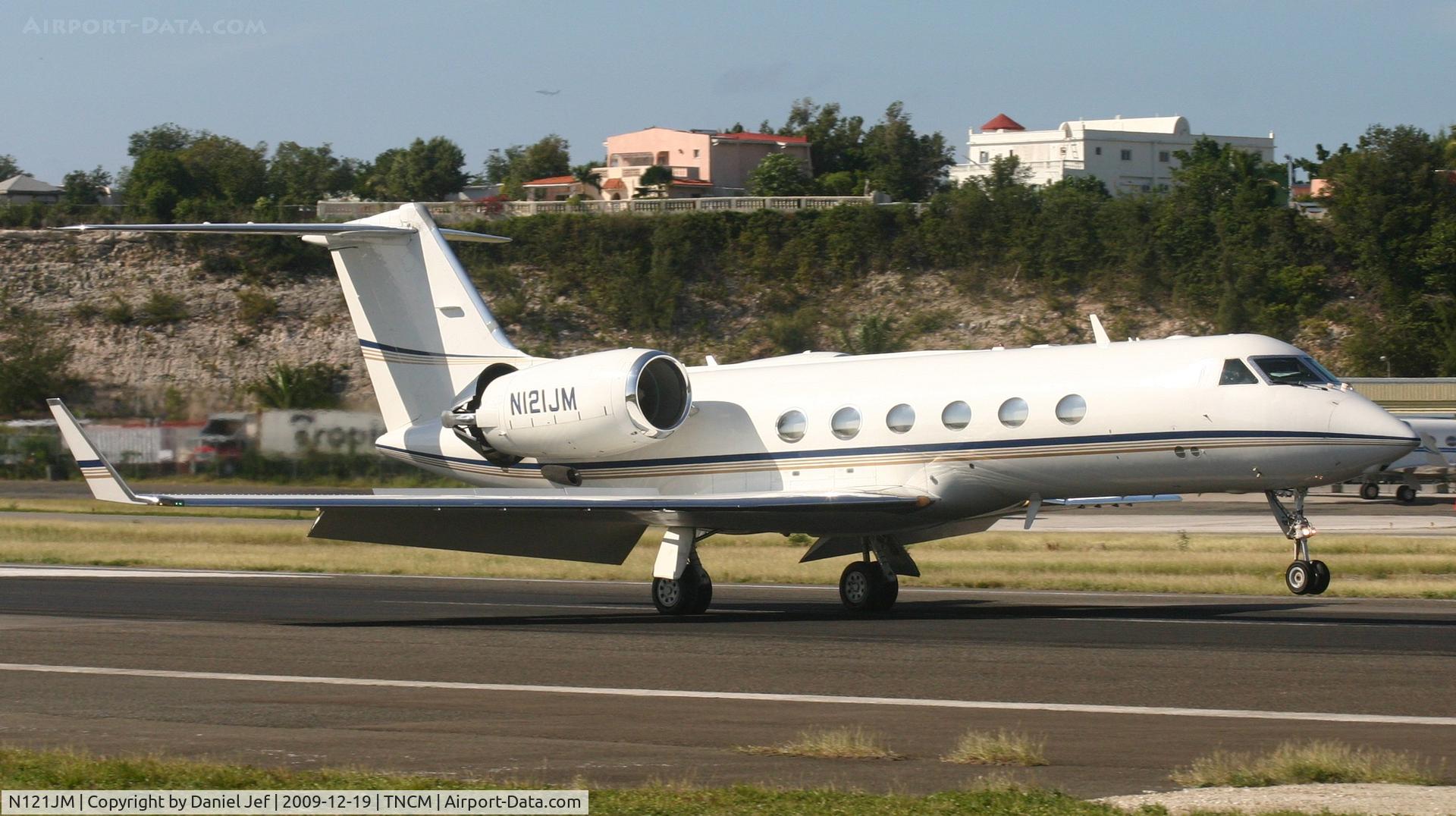 N121JM, 2000 Gulfstream Aerospace G-IV C/N 1399, N121JM Landing on runway 10 at TNCM