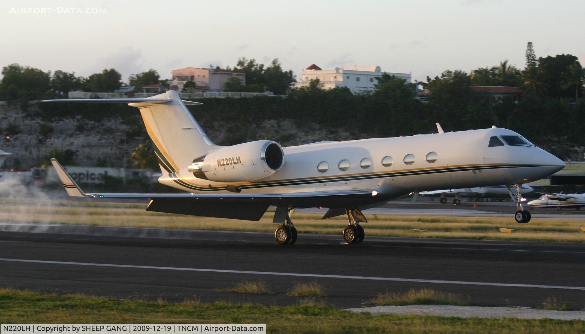 N220LH, 1987 Gulfstream Aerospace G-IV C/N 1054, N220LH landing at TNCM on runway 10