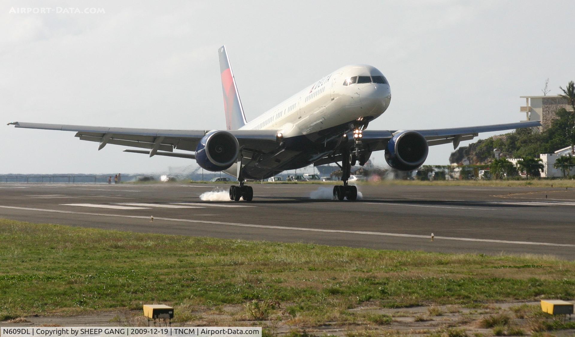 N609DL, 1985 Boeing 757-232 C/N 22816, Delta N609DL Main landing gear on the runway at tncm