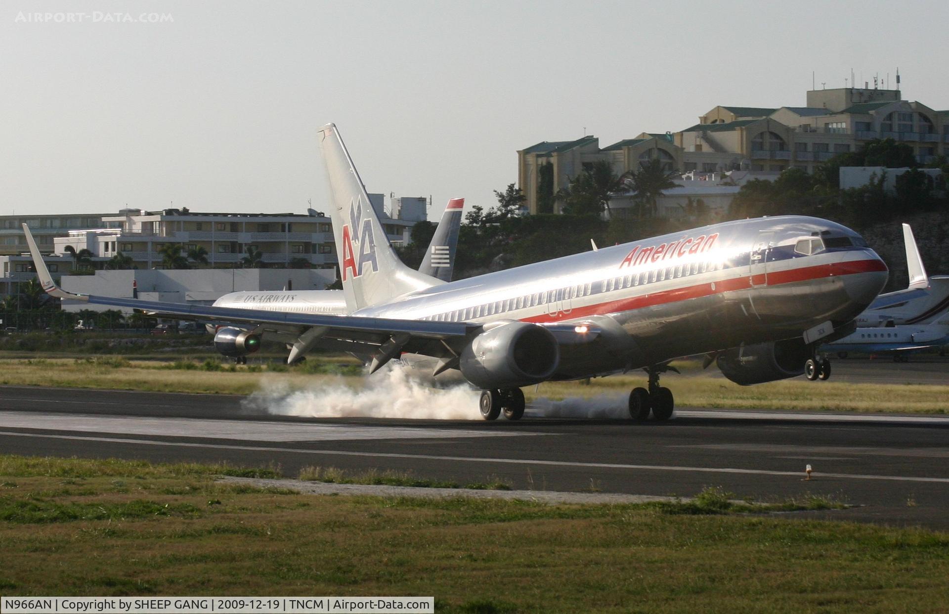 N966AN, 2001 Boeing 737-823 C/N 30094, American airlines landing at tncm