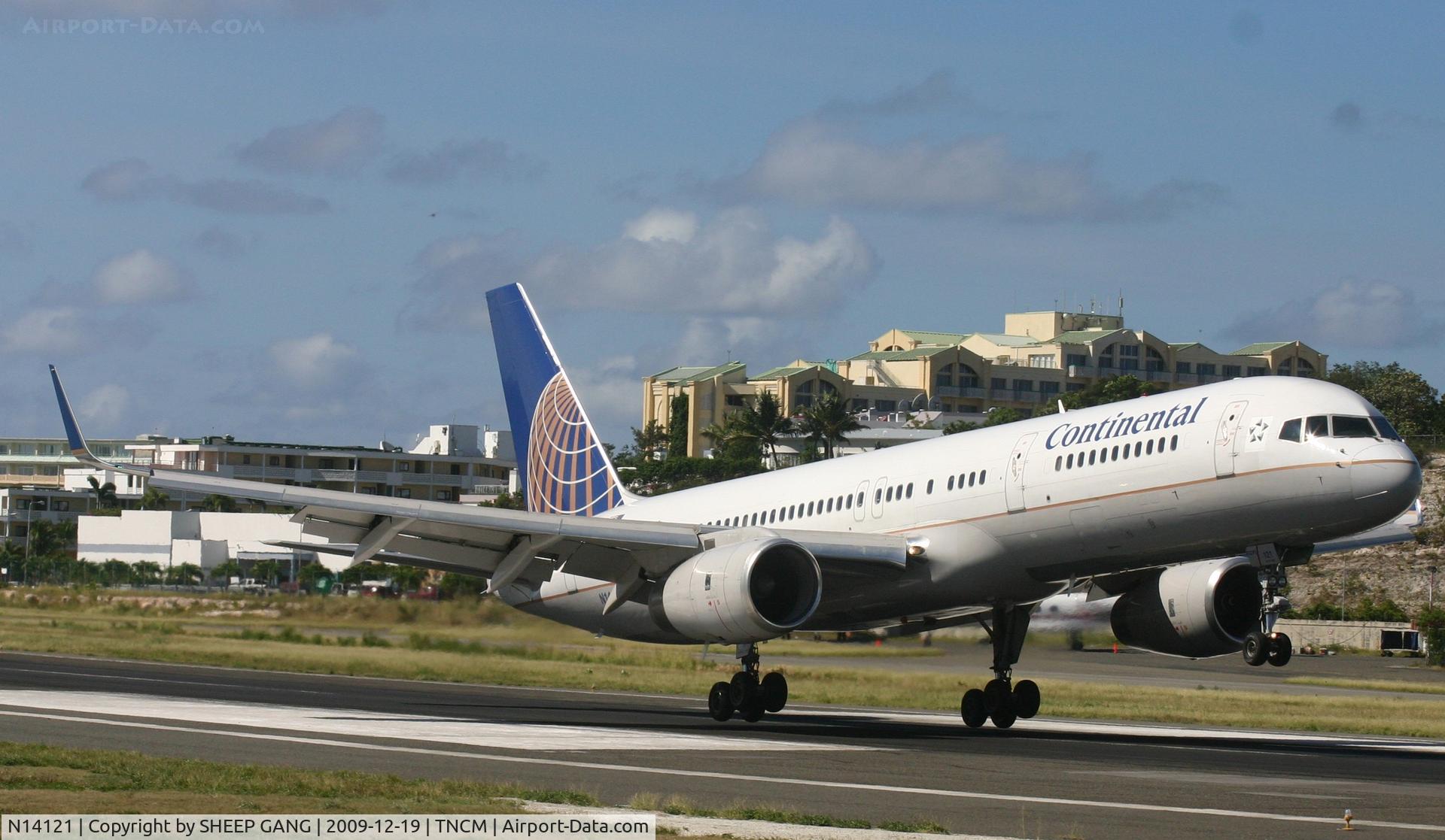N14121, 1997 Boeing 757-224 C/N 27563, Continntal N14121 landing at tncm