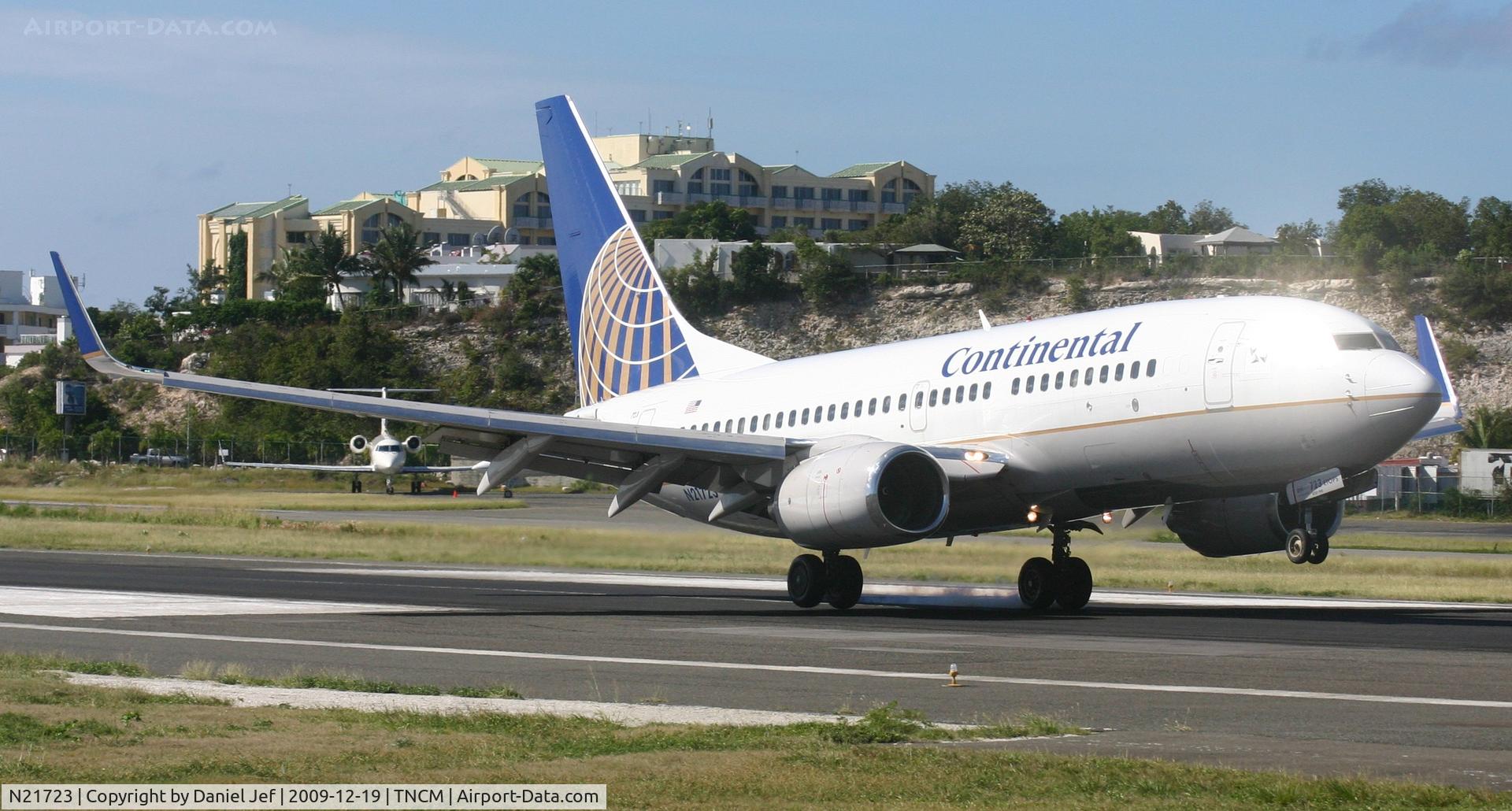 N21723, 1999 Boeing 737-724 C/N 28790, ontinental N21723 landing at tncm on runway 10