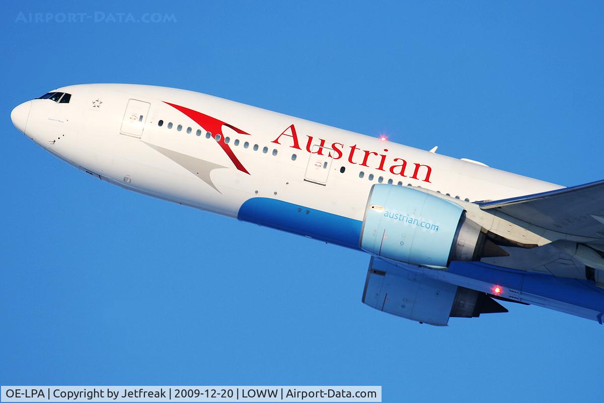 OE-LPA, 1997 Boeing 777-2Z9/ER C/N 28698, Austrian Boeing 777-2Z9, c/n: 28698 two beacons