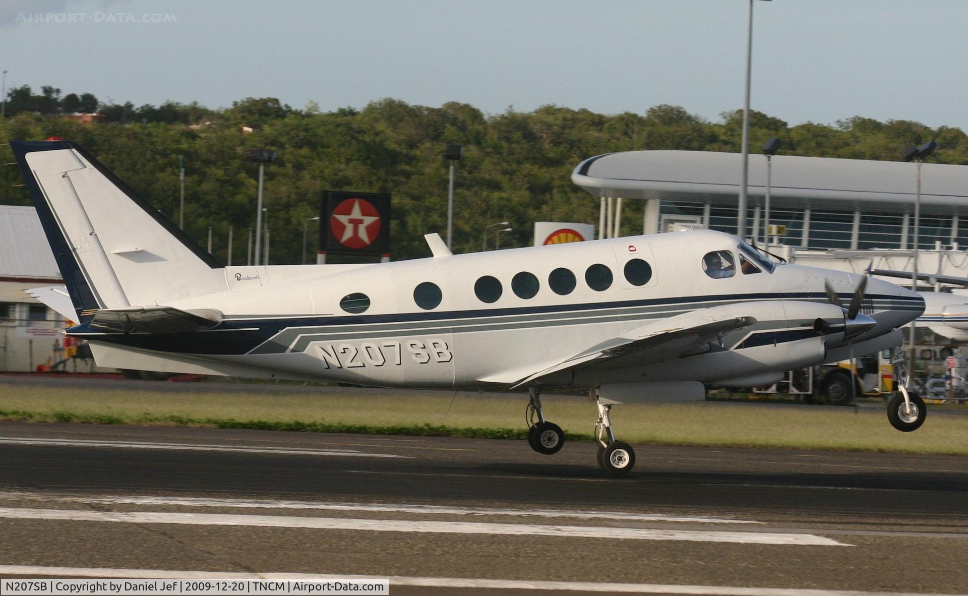 N207SB, 1970 Beech 100 King Air C/N B-69, N207SB landing at TNCM