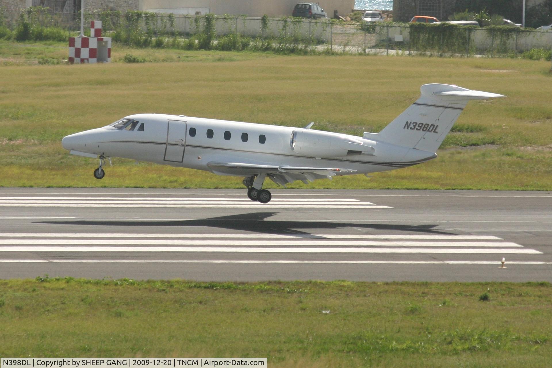 N398DL, 1985 Cessna 650 C/N 650-0098, N398DL landing at tncm