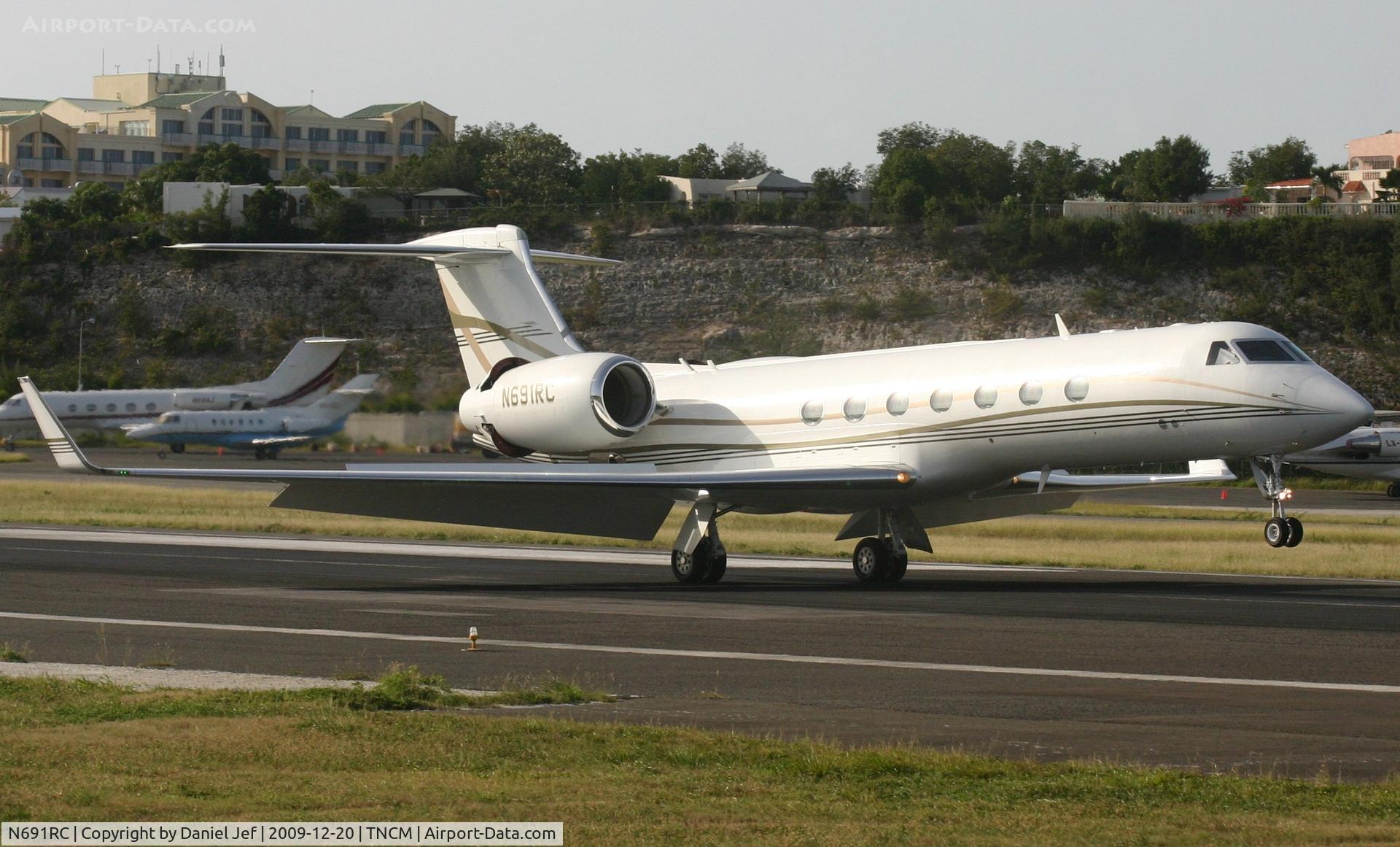 N691RC, 2000 Gulfstream Aerospace G-V C/N 605, N691RC landing at tncm runway 10
