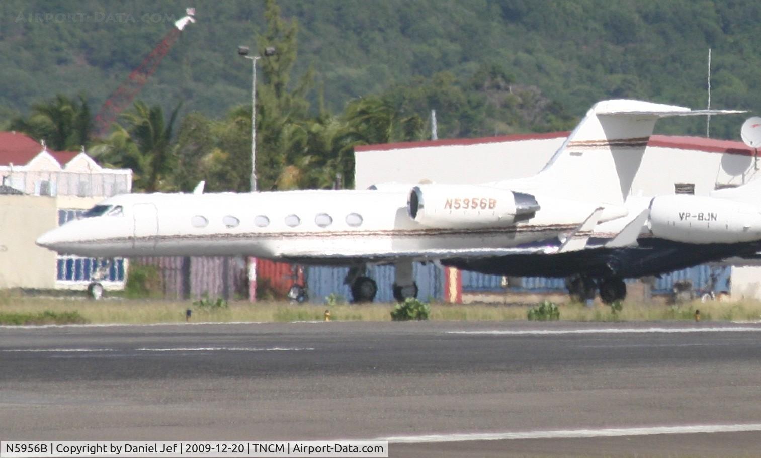 N5956B, 2001 Gulfstream Aerospace G-IV C/N 1469, N5956B park at the private ramp having some sunshine
