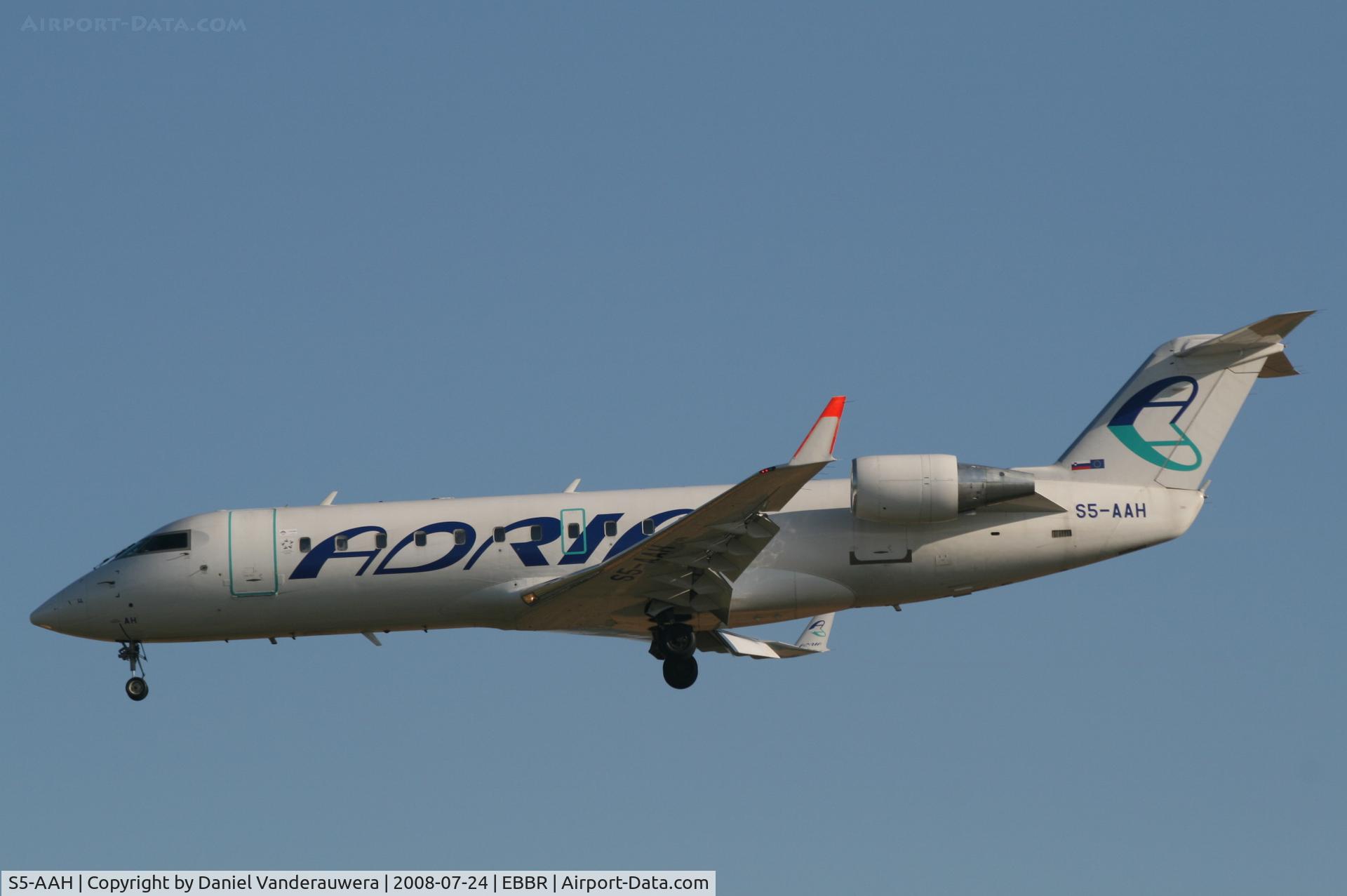 S5-AAH, 1994 Canadair CRJ-100LR (CL-600-2B19) C/N 7032, Arrival of flight JP376 to RWY 25L
