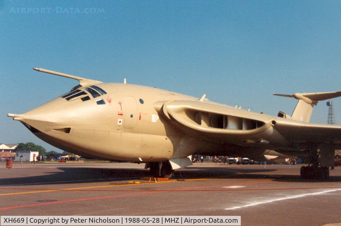 XH669, 1959 Handley Page Victor K.2 C/N HP80/54, Victor K.2 of 55 Squadron at RAF Marham on display at the 1988 Mildenhall Air Fete.